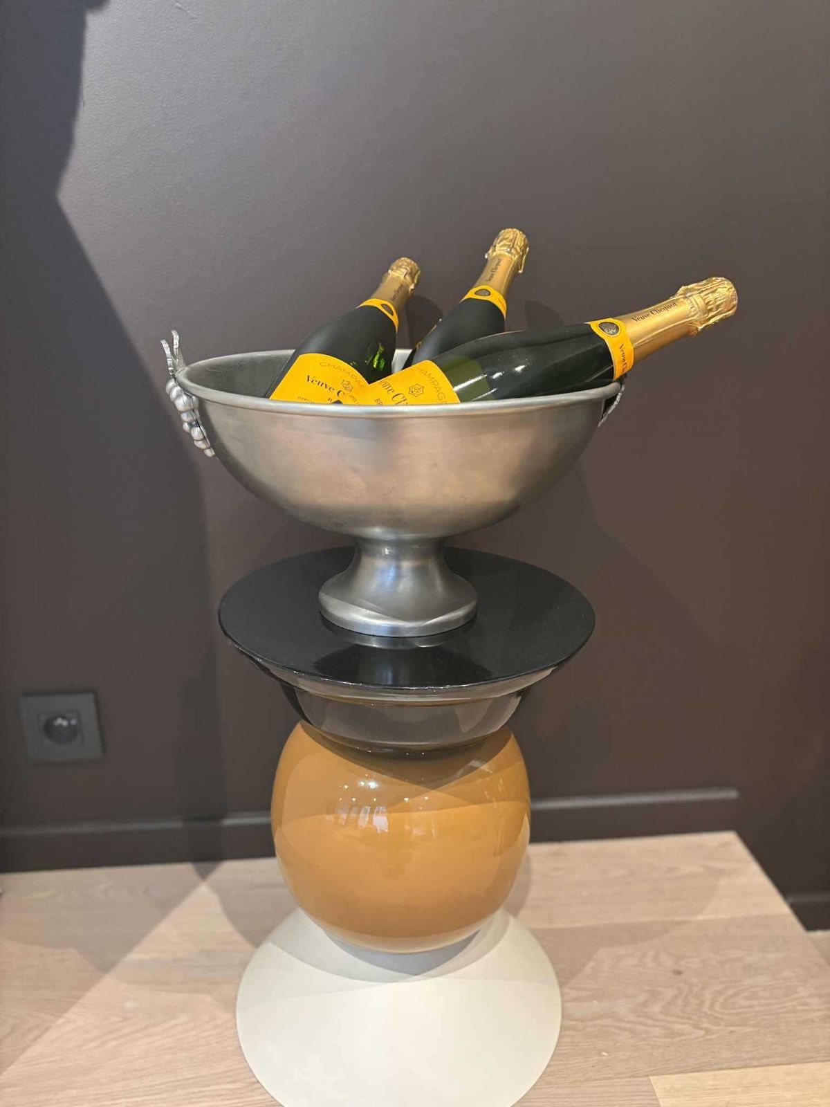 Tinnen Champagnekoeler Met Druivenmotief – Vintage Frans – Bardecoratie photo vintage