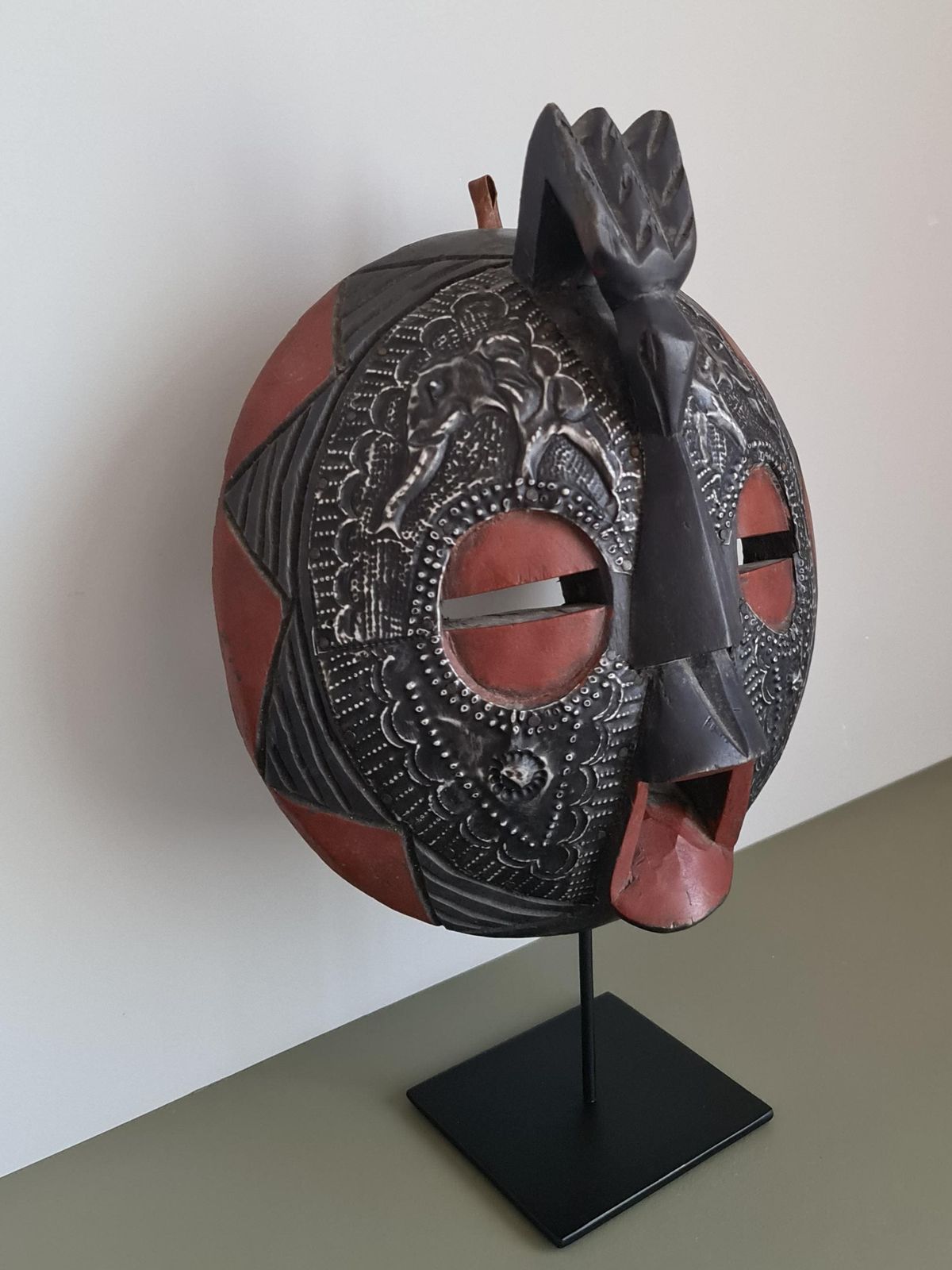 Vintage Luba Kifwebe African Mask In Carved Wood – Ethnic Tribal Art – Wall Decor & Handicraft Object – Antique Mask photo furniture