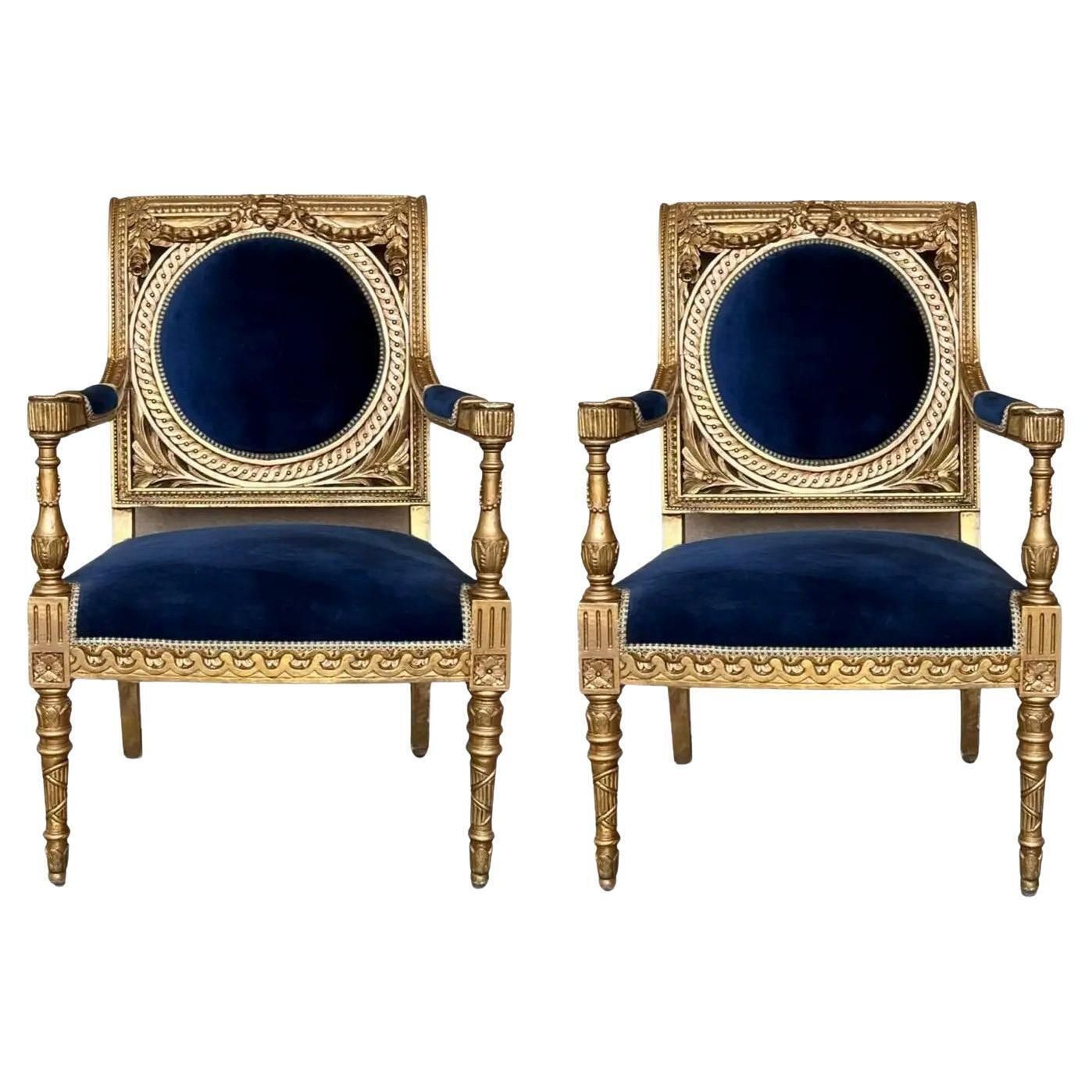 Paire de fauteuils en bois doré de style Louis XVI, revêtement en velours bleu Klein