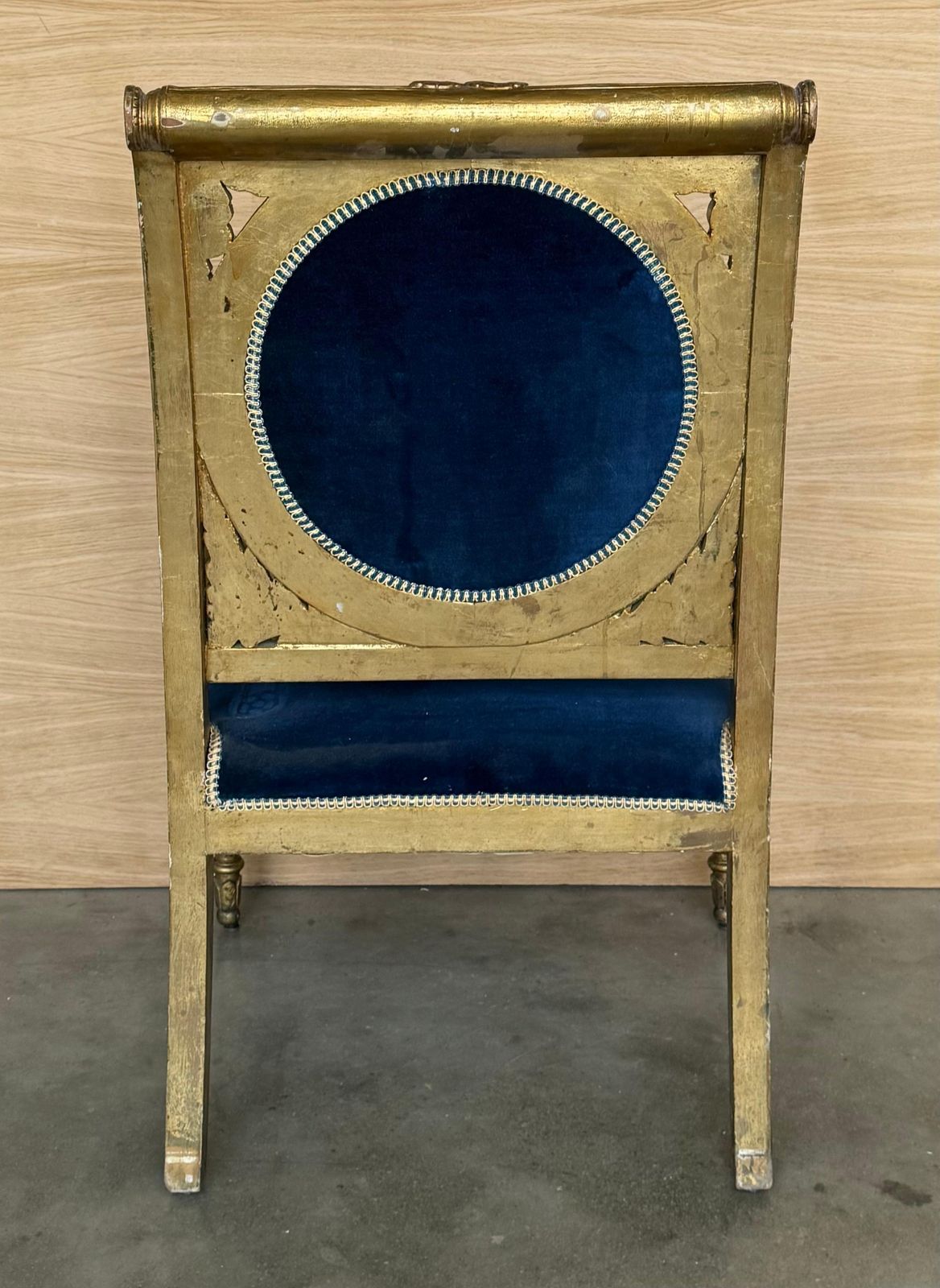 photo for sale Paire de fauteuils en bois doré de style Louis XVI, revêtement en velours bleu Klein