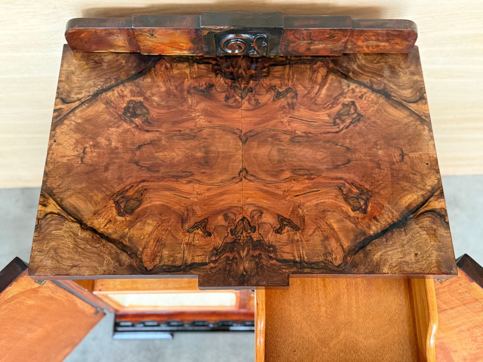 photo furniture Paire de cabinets de chevet Art déco en loupe de noyer massif