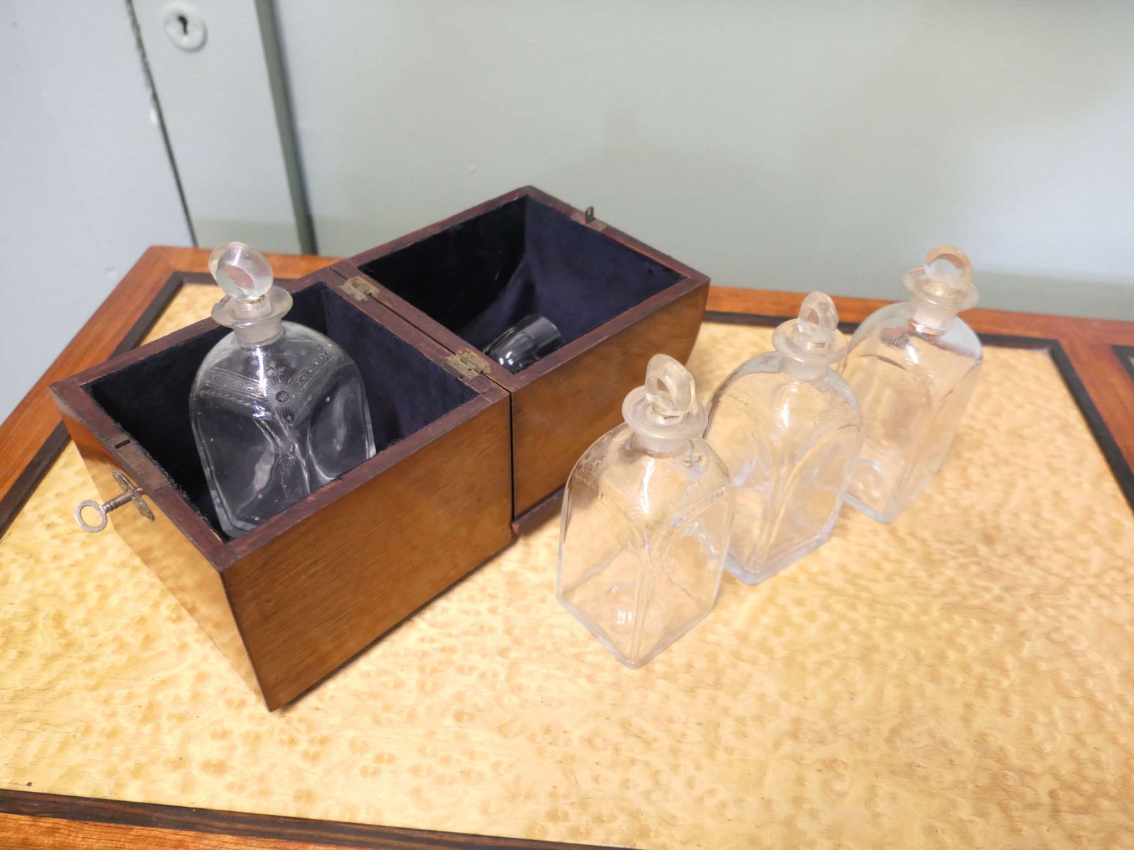 19th Century Fitted Decanter Box, 4 Decanter Tantalus photo Home Decor
