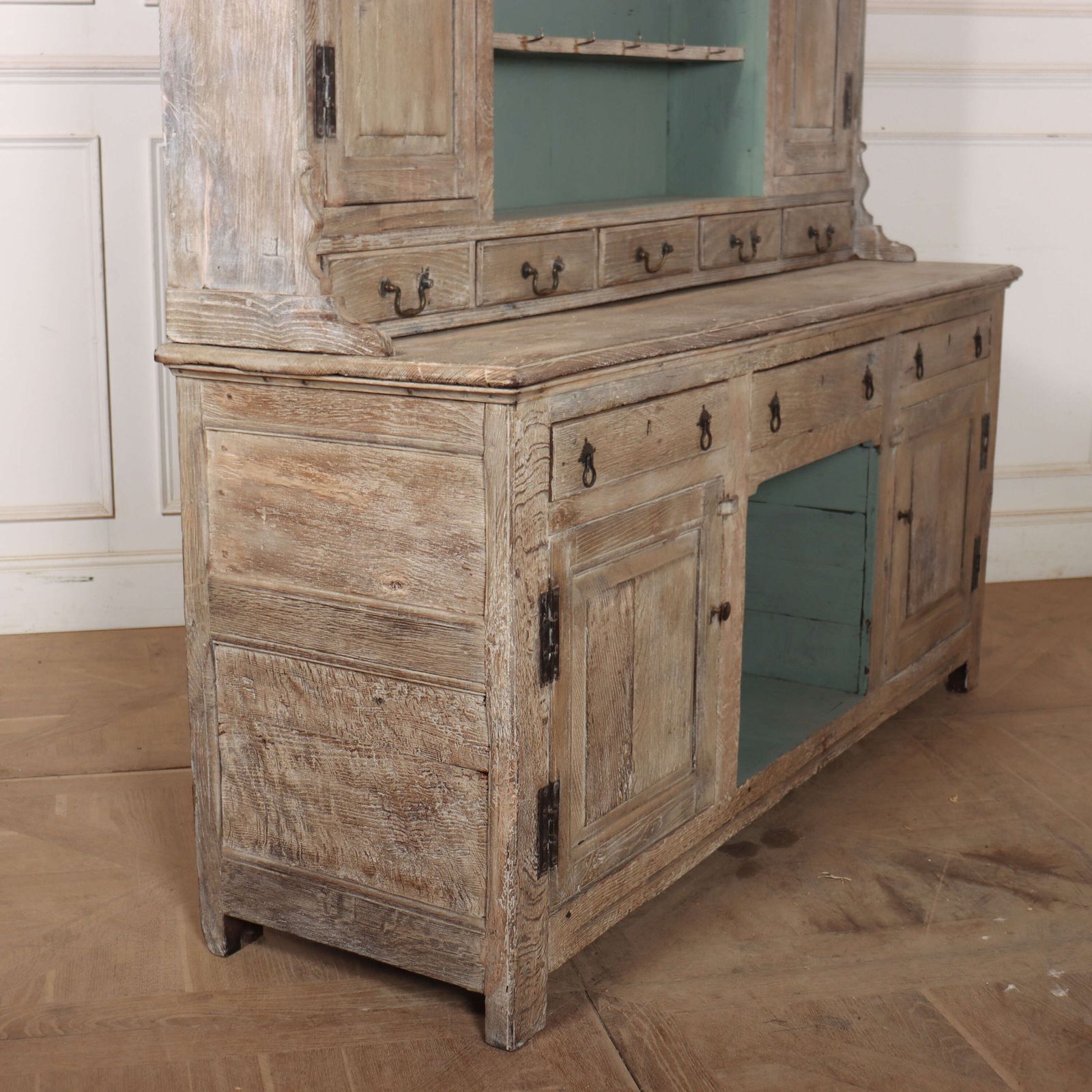 photo vinterior English Bleached Oak Dresser, 1700s