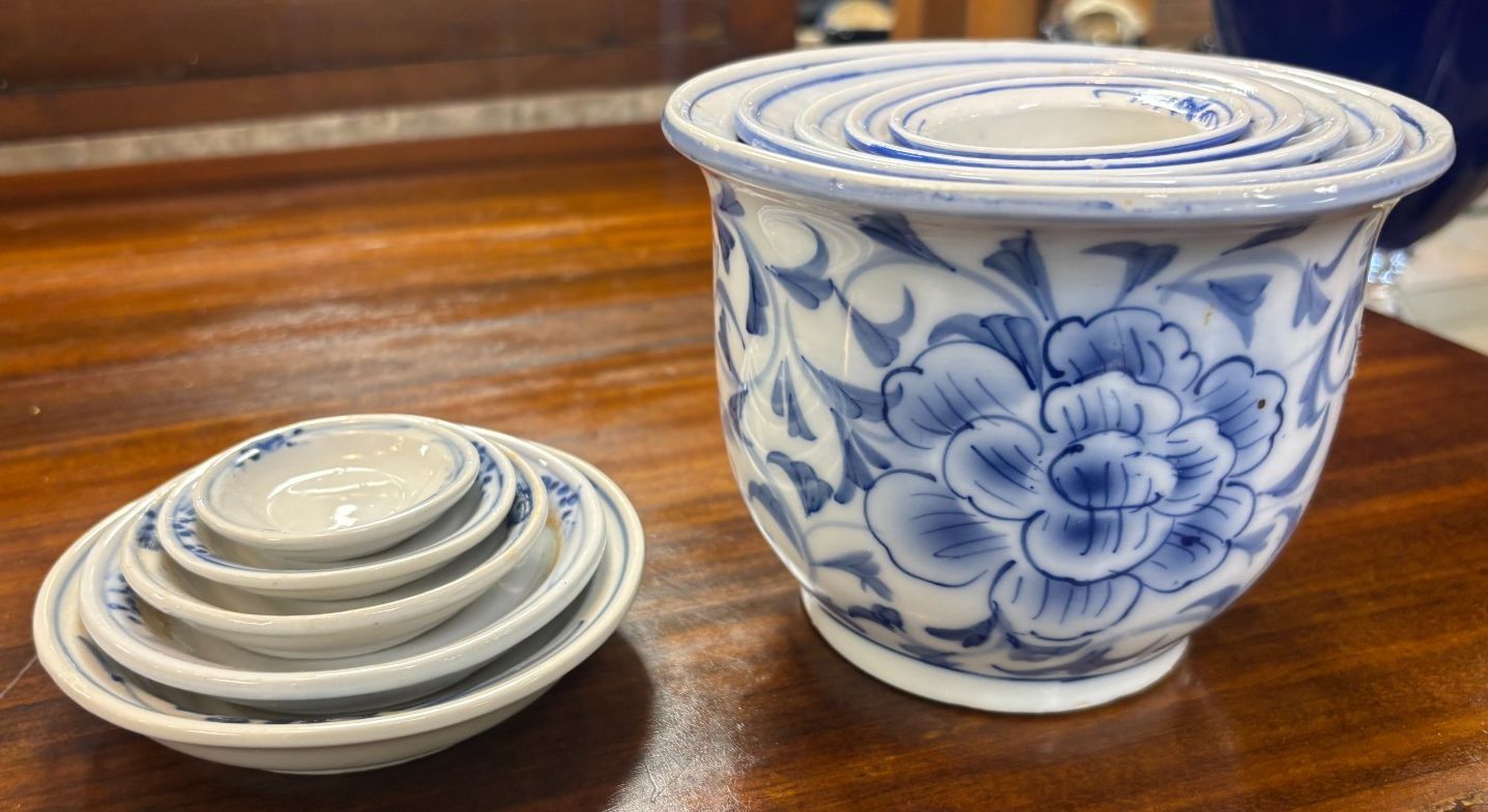 photo vintage Vintage Set Of 5 Chinese Graduating Blue & White Plant Pots & Saucers