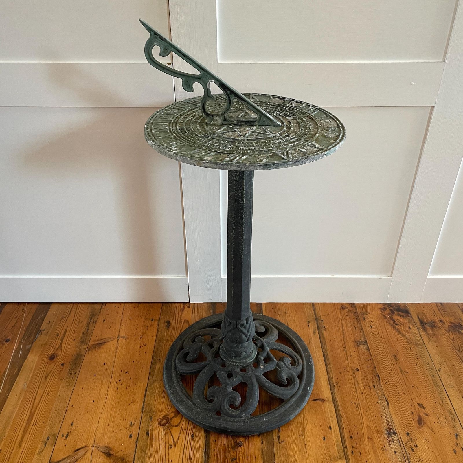 Garden Sundial Vintage Weathered Pedestal Outdoor Ornament Rustic Garden Decor Traditional English Patio Feature