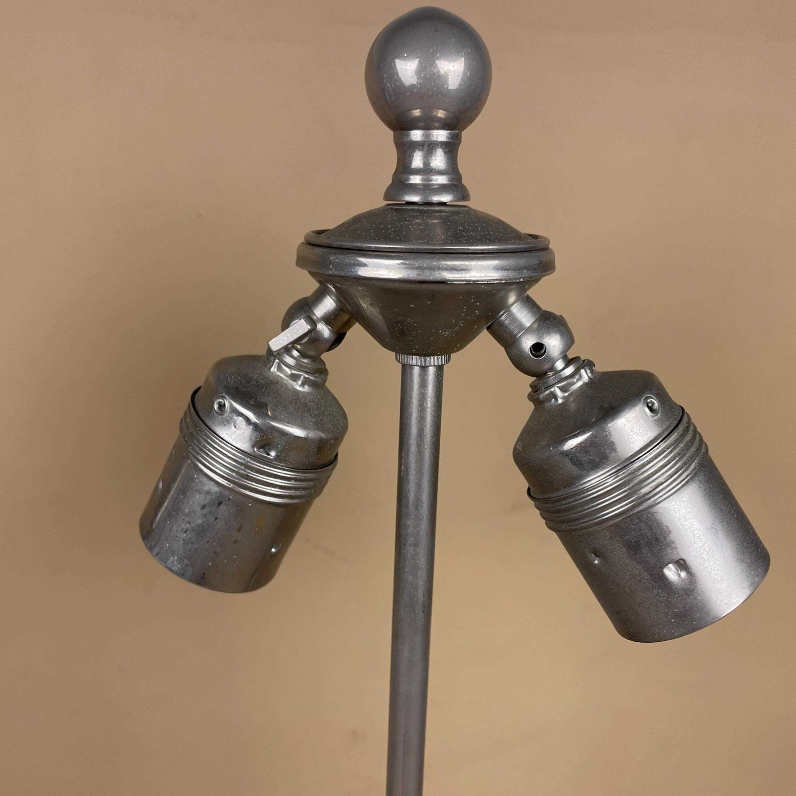 photo furniture Pair Of Oriental Ceramic Lamps White Floral Patterned Vintage Chinoiserie Porcelain Bedside Table Lighting Lamp Chinese Silver Metal Base