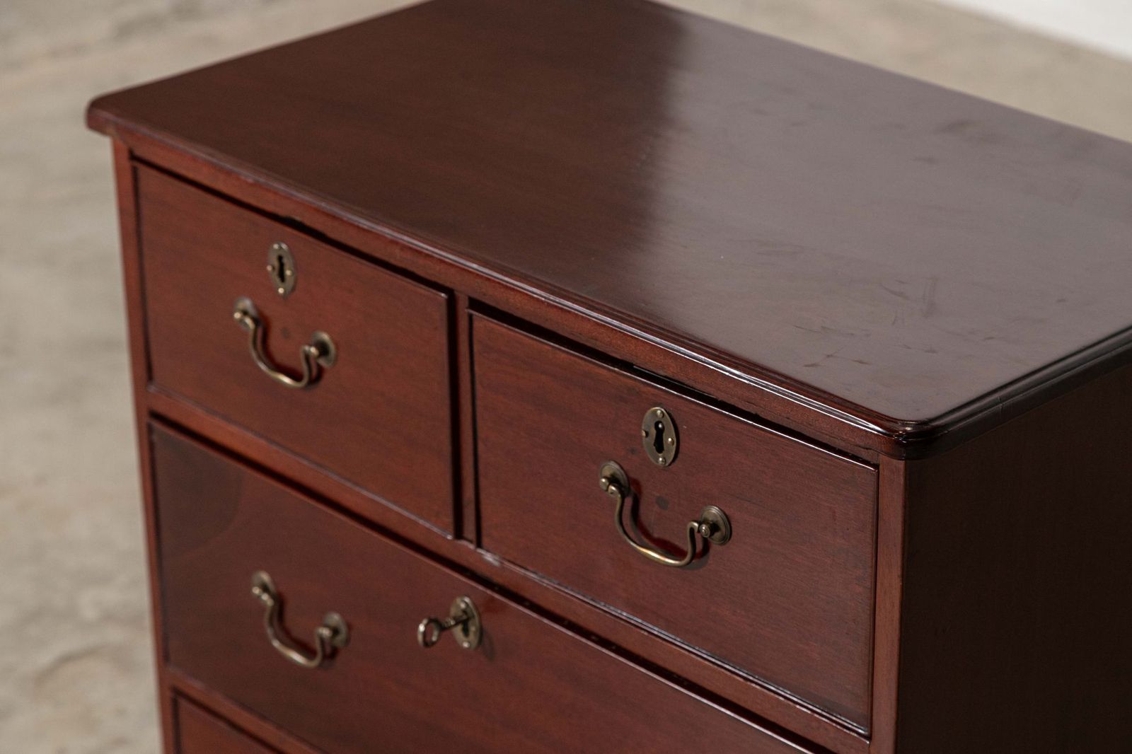 photo vinterior George II Mahogany Chest Drawers