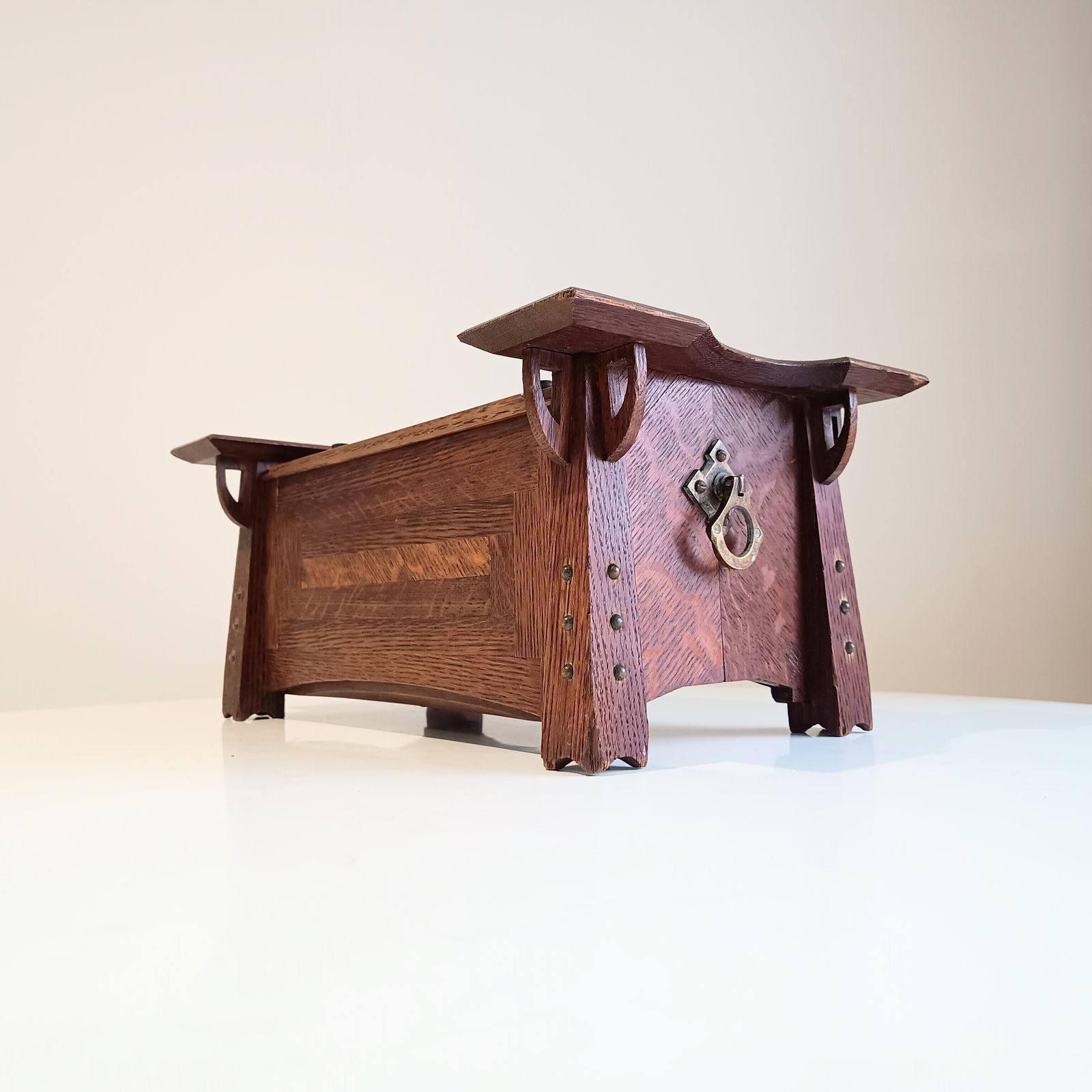 photo vintage Art Nouveau Arts And Crafts Quarter Sawn Oak Small Freestanding Tabletop Cabinet, Glasgow Style, 1900