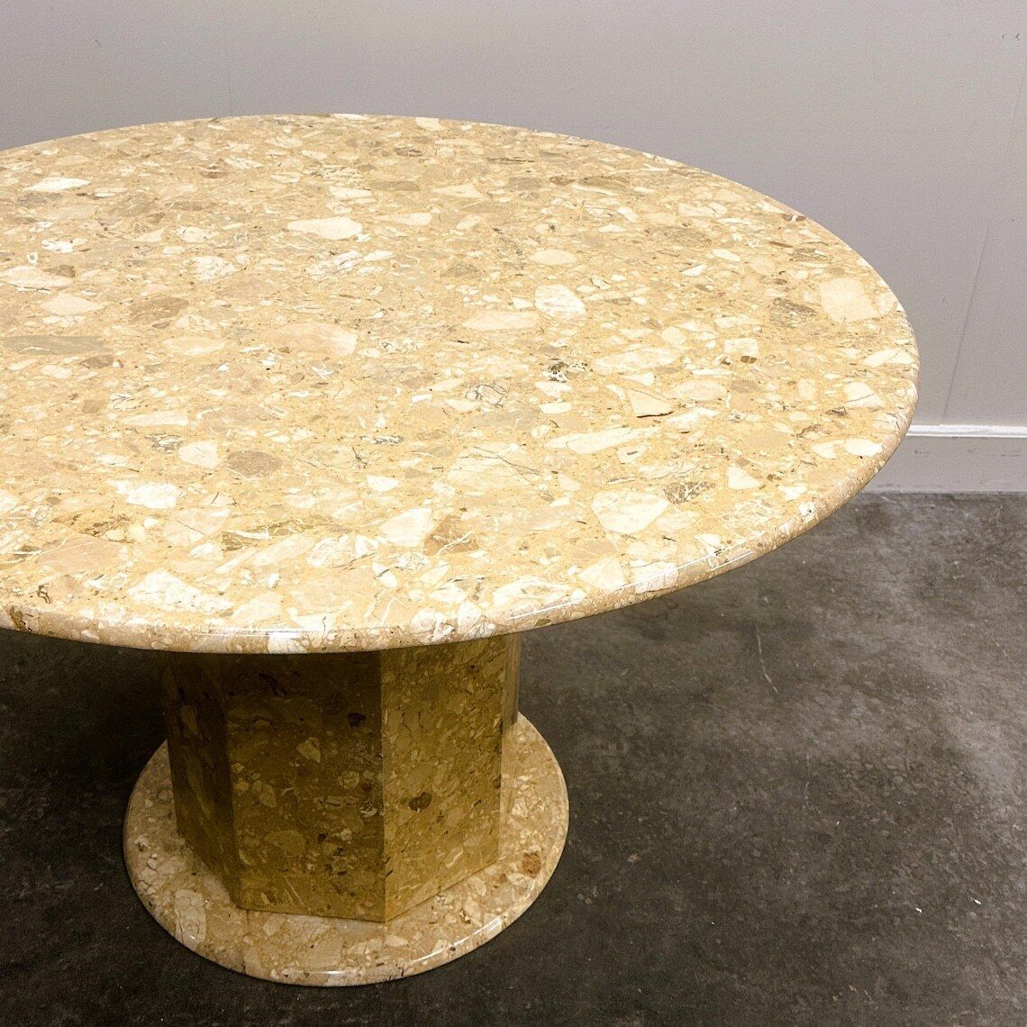 Ronde Breccia Marmeren Voetstukstafel | Vintage Stenen Eettafel Ca. Jaren 1980 | Postmodern Sculpturaal Ontwerp photo furniture