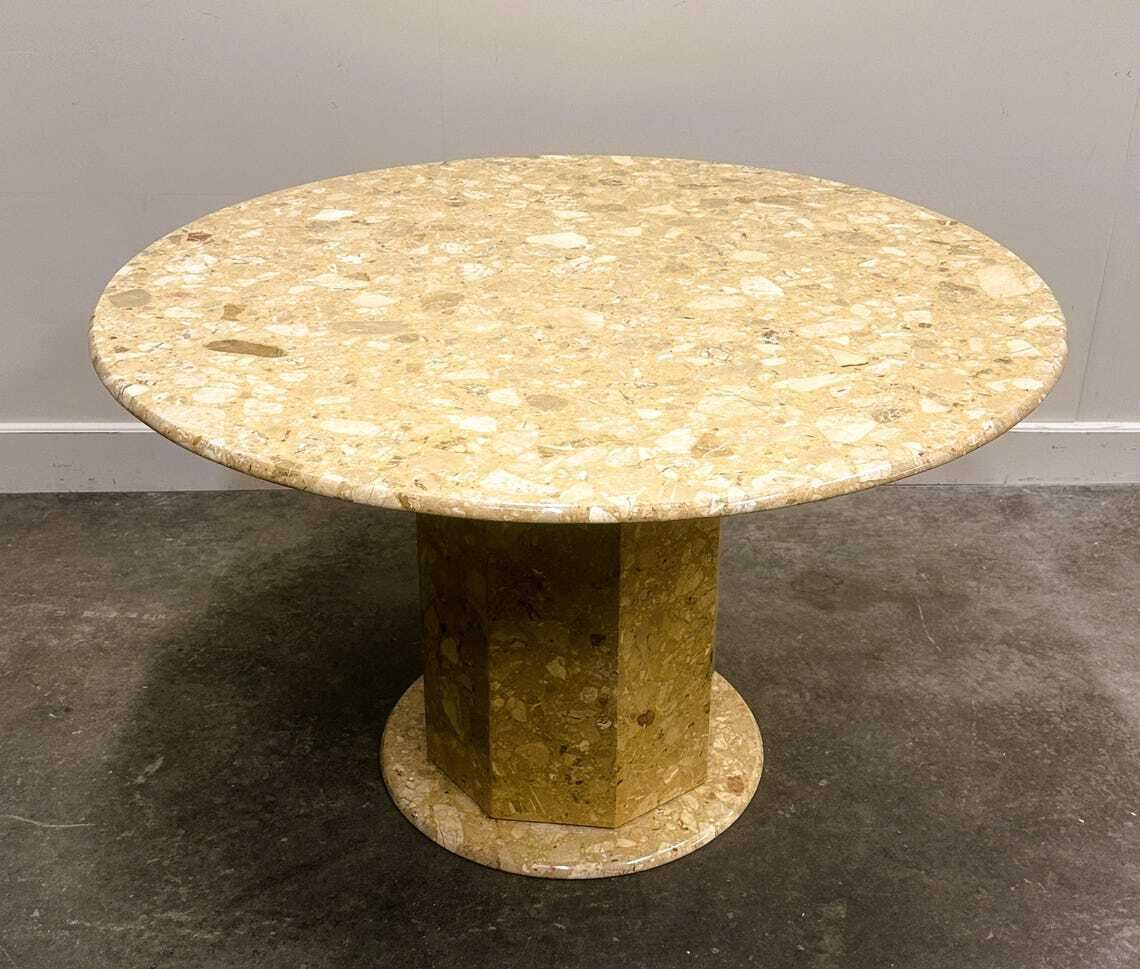 Meubels Ronde Breccia Marmeren Voetstukstafel | Vintage Stenen Eettafel Ca. Jaren 1980 | Postmodern Sculpturaal Ontwerp photo