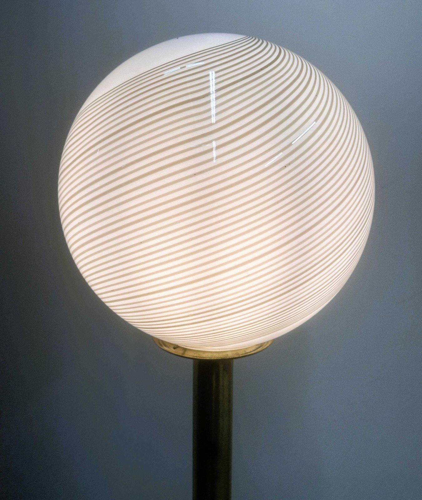Grote Italiaanse Vloerlamp Uit De Jaren 1970 Met Gedraaid Murano Glazen Bol — Sculpturaal En Lichtgevend photo buy