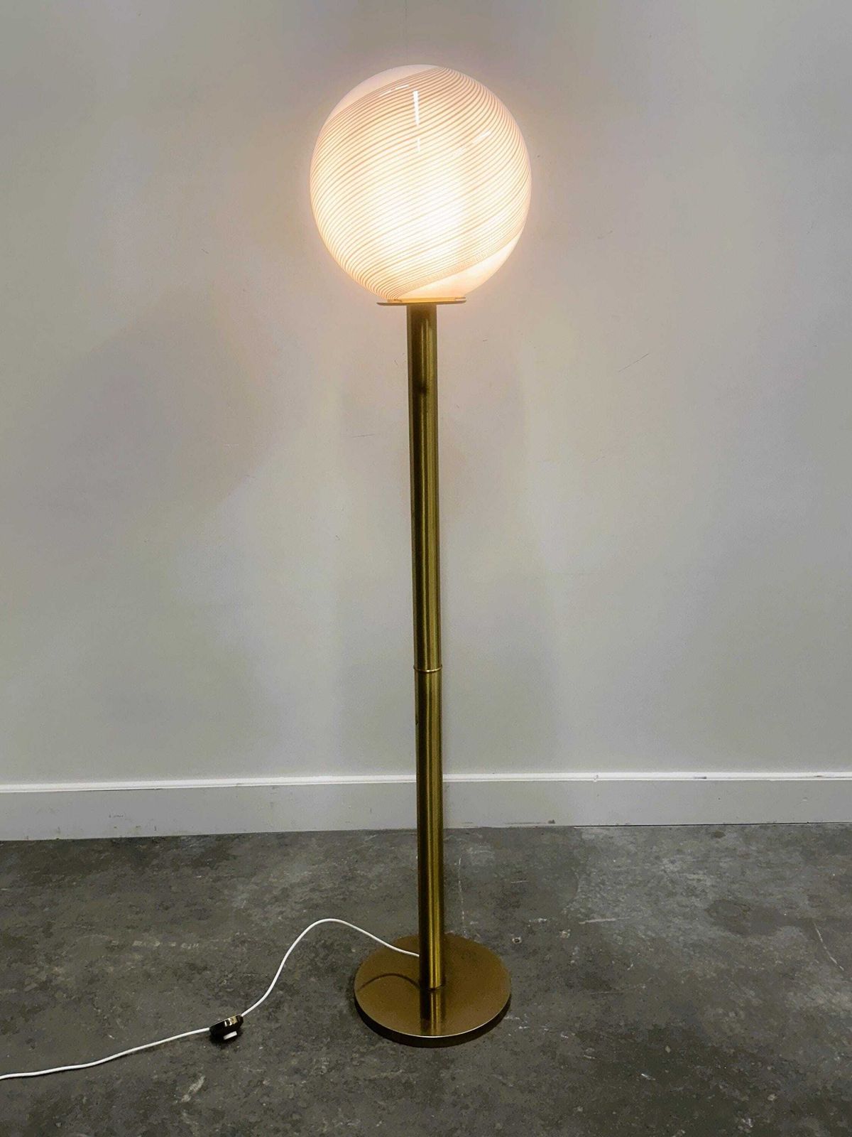Verlichting Grote Italiaanse Vloerlamp Uit De Jaren 1970 Met Gedraaid Murano Glazen Bol — Sculpturaal En Lichtgevend photo