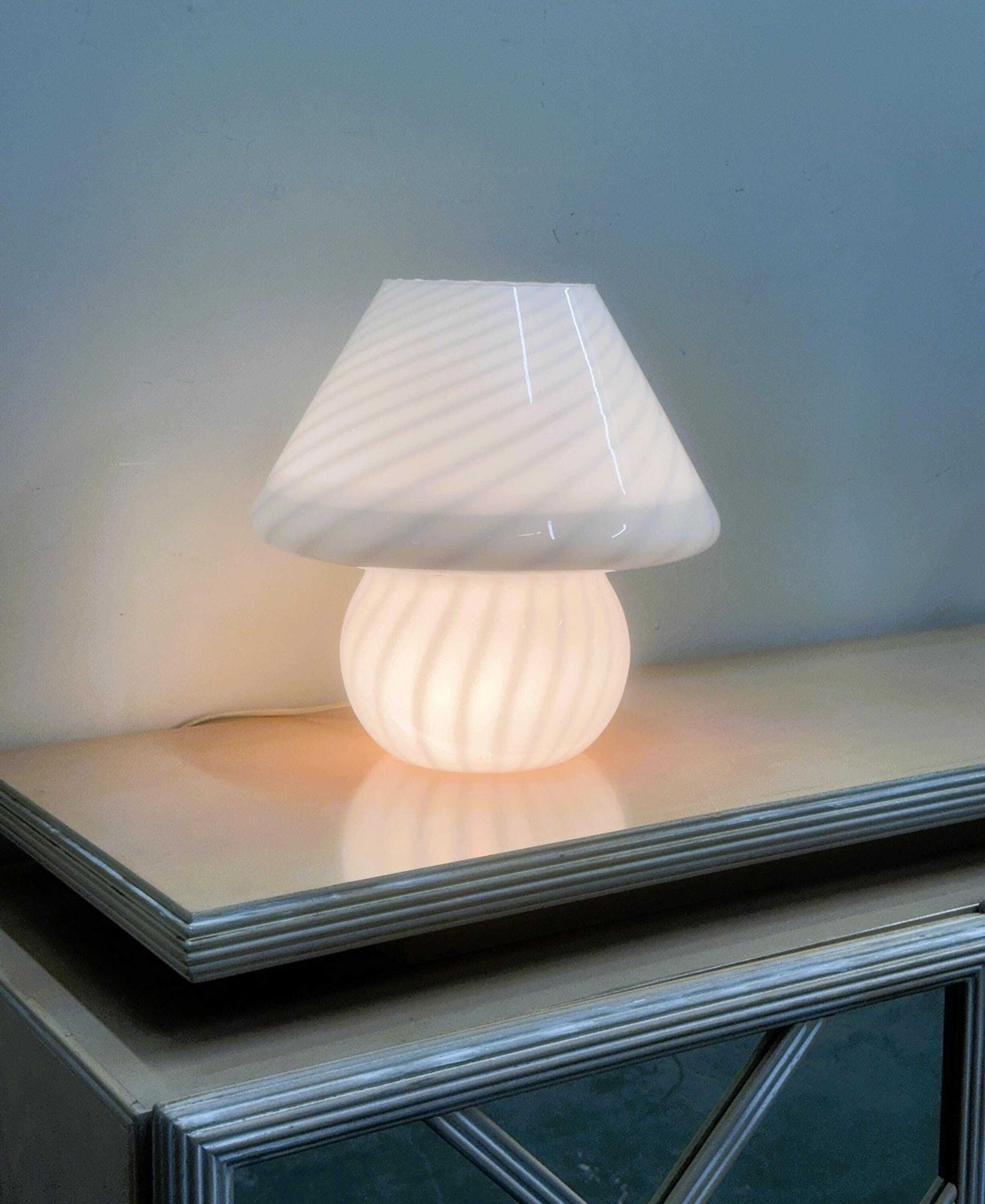 Vintage Witte Swirl Glazen Paddenstoellamp – Italiaanse Stijl Opaline Tafellamp. Jaren 1970. Italië photo vintage