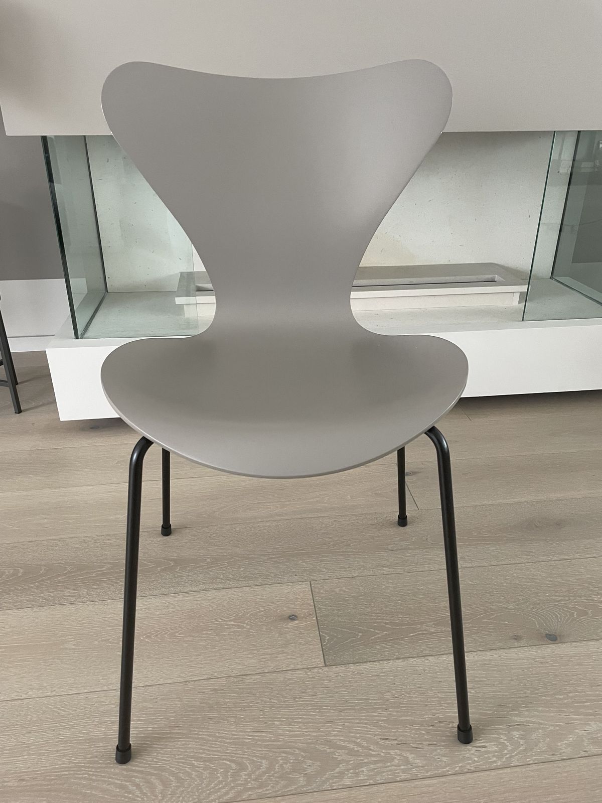 Fritz Hansen Series 7 Dining Chair – Deep Clay – Arne Jacobsen Design