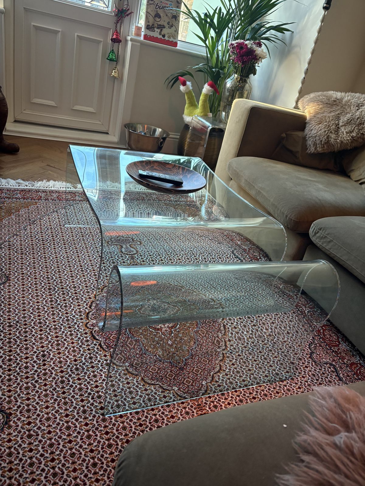 Curved Glass Italian Coffee Table – For Sale In Excellent Condition photo Furniture