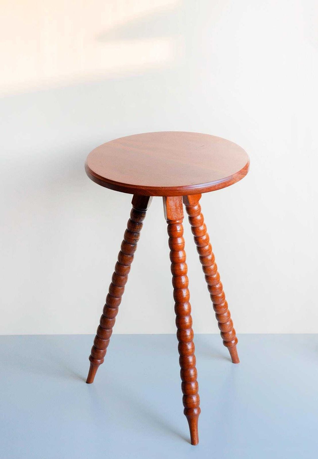 Table d'appoint vintage en teck ronde avec pieds bobine - Mid Century photo for sale