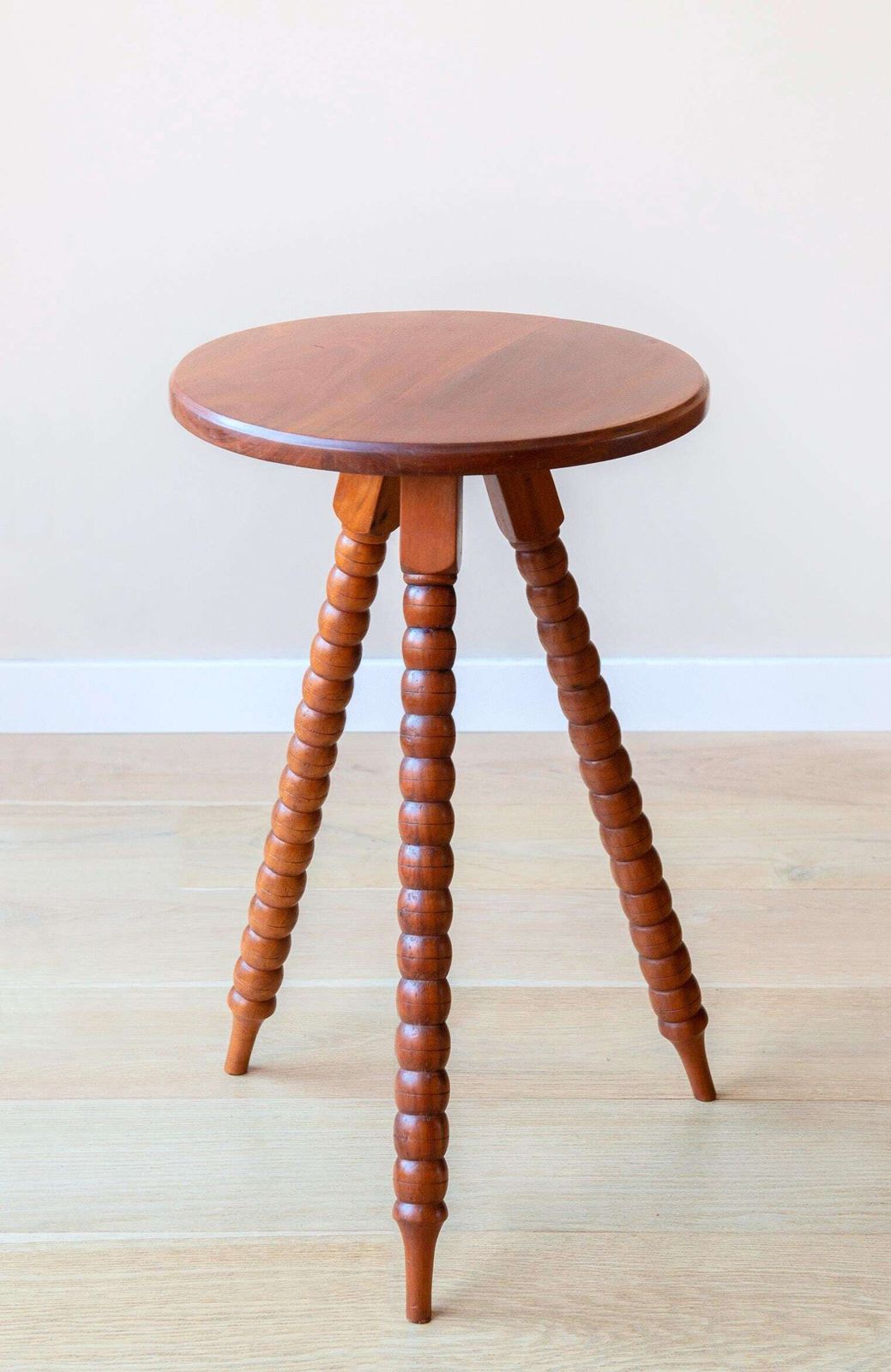 Table d'appoint vintage en teck ronde avec pieds bobine - Mid Century photo 297.0