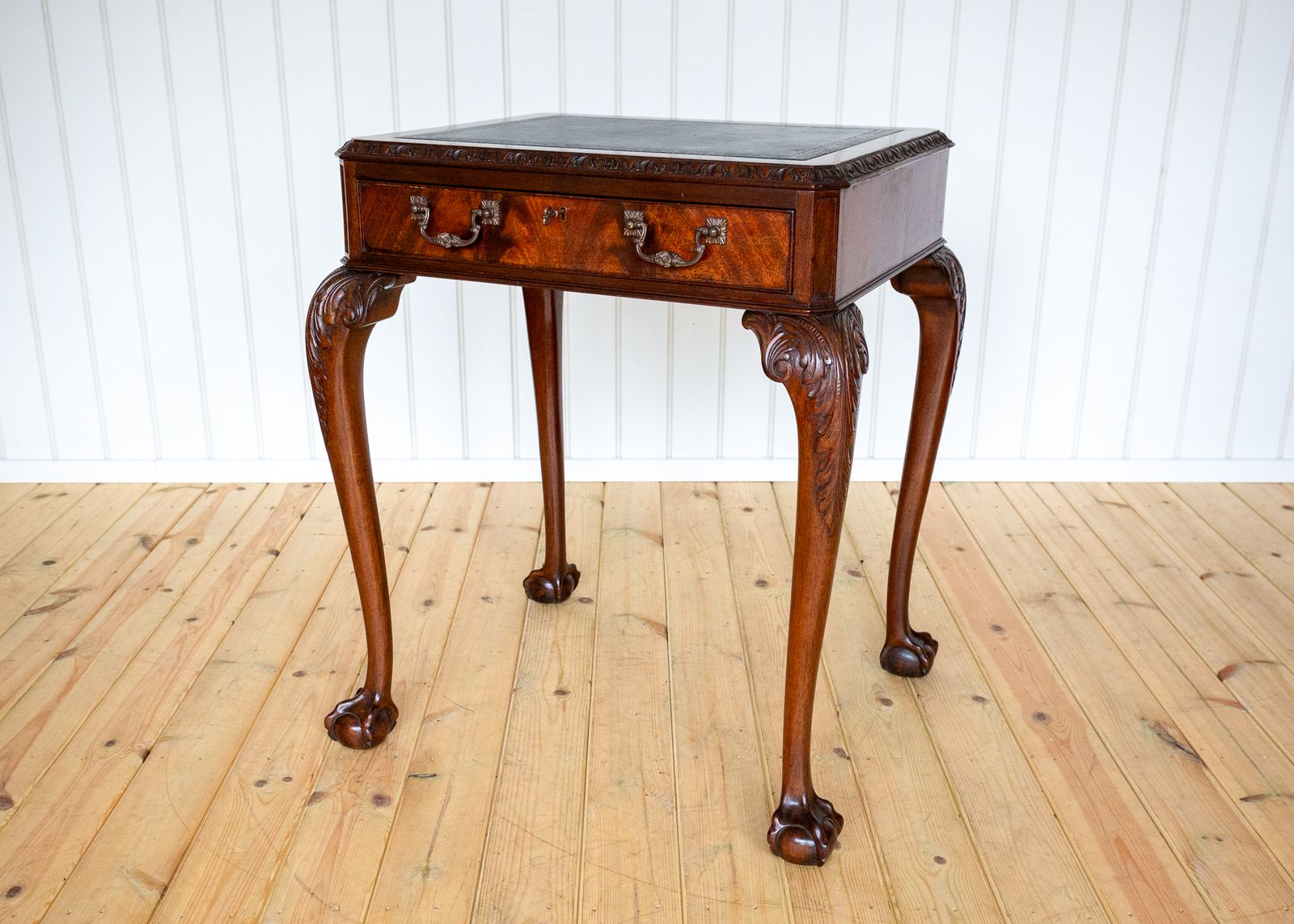 George II Chippendale Style Desk Mahogany Leather Top Antique Consol.E Side Tabl.E Locking Drawer Cabriole Ball And Claw Fine Country House photo for sale