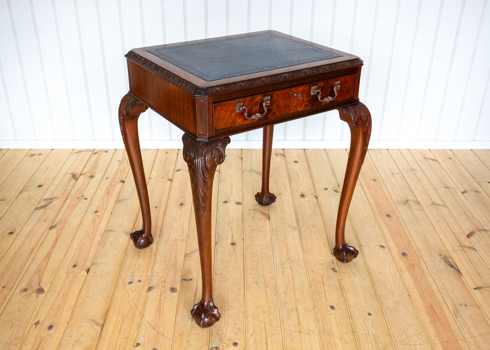 George II Chippendale Style Desk Mahogany Leather Top Antique Consol.E Side Tabl.E Locking Drawer Cabriole Ball And Claw Fine Country House
