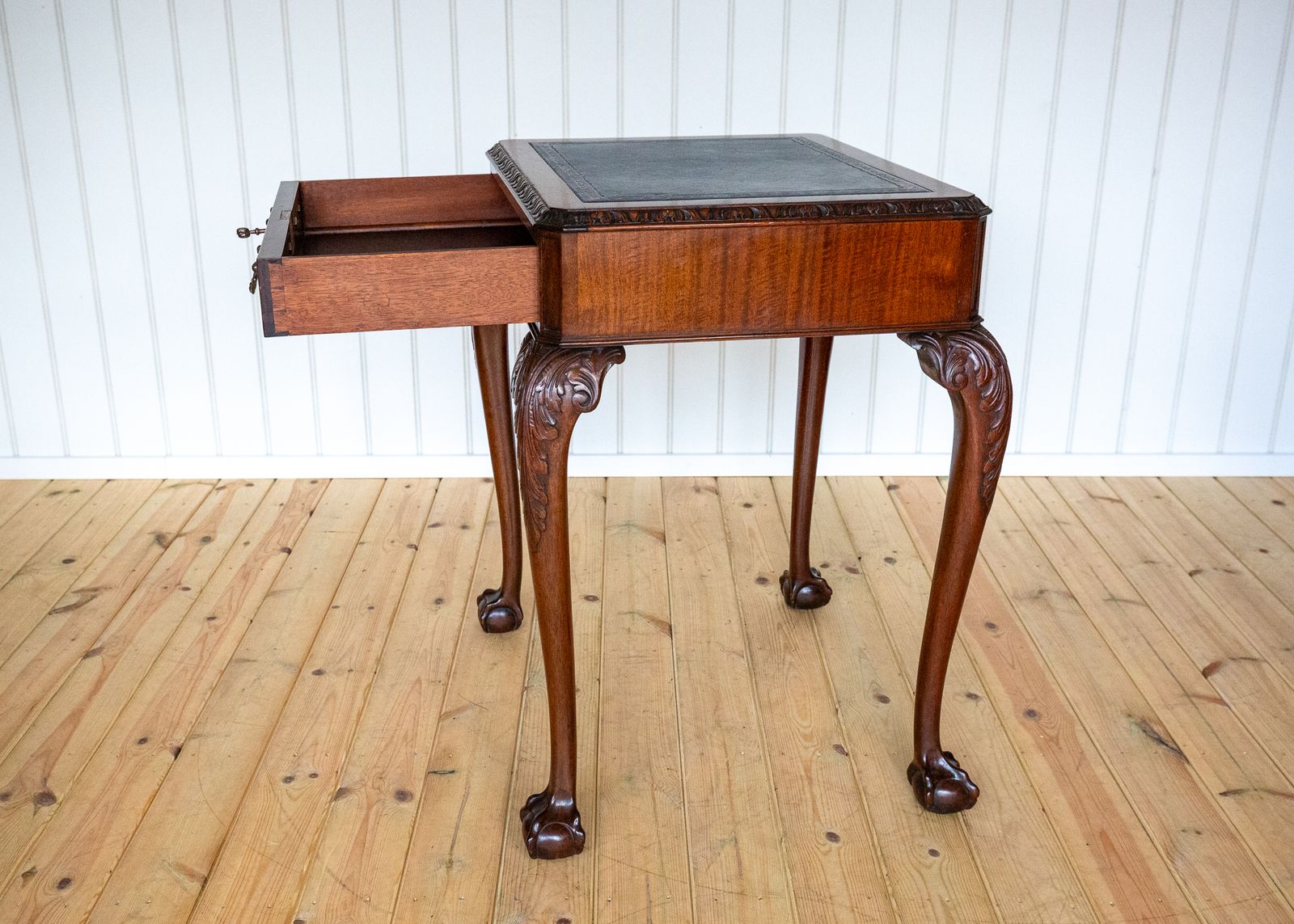 George II Chippendale Style Desk Mahogany Leather Top Antique Consol.E Side Tabl.E Locking Drawer Cabriole Ball And Claw Fine Country House photo 1750.0