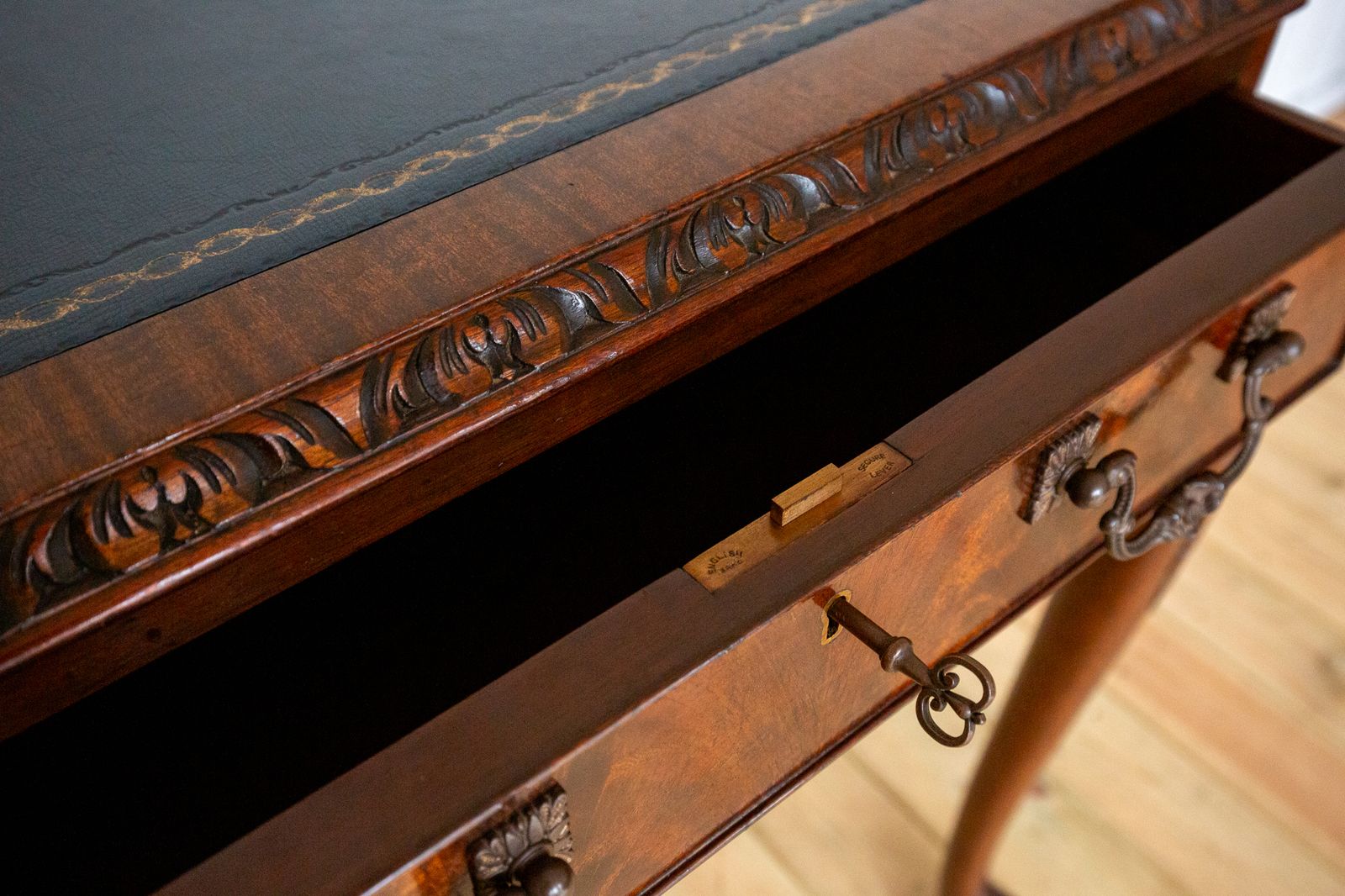 George II Chippendale Style Desk Mahogany Leather Top Antique Consol.E Side Tabl.E Locking Drawer Cabriole Ball And Claw Fine Country House photo vinterior