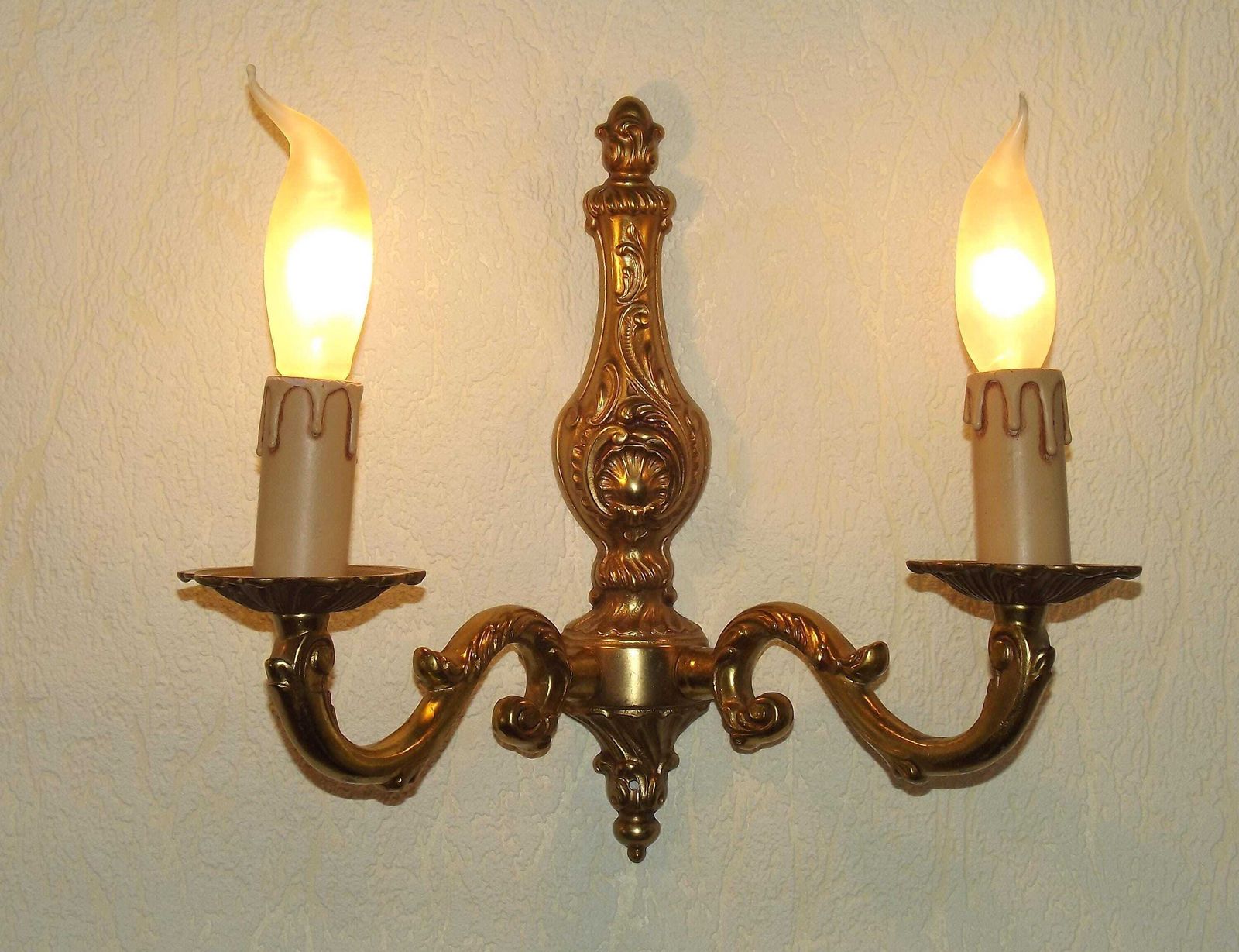 Paire d'appliques murales doubles en bronze de style traditionnel français, éclairage vintage français. Paire assortie d'appliques murales doubles en bronze. photo furniture
