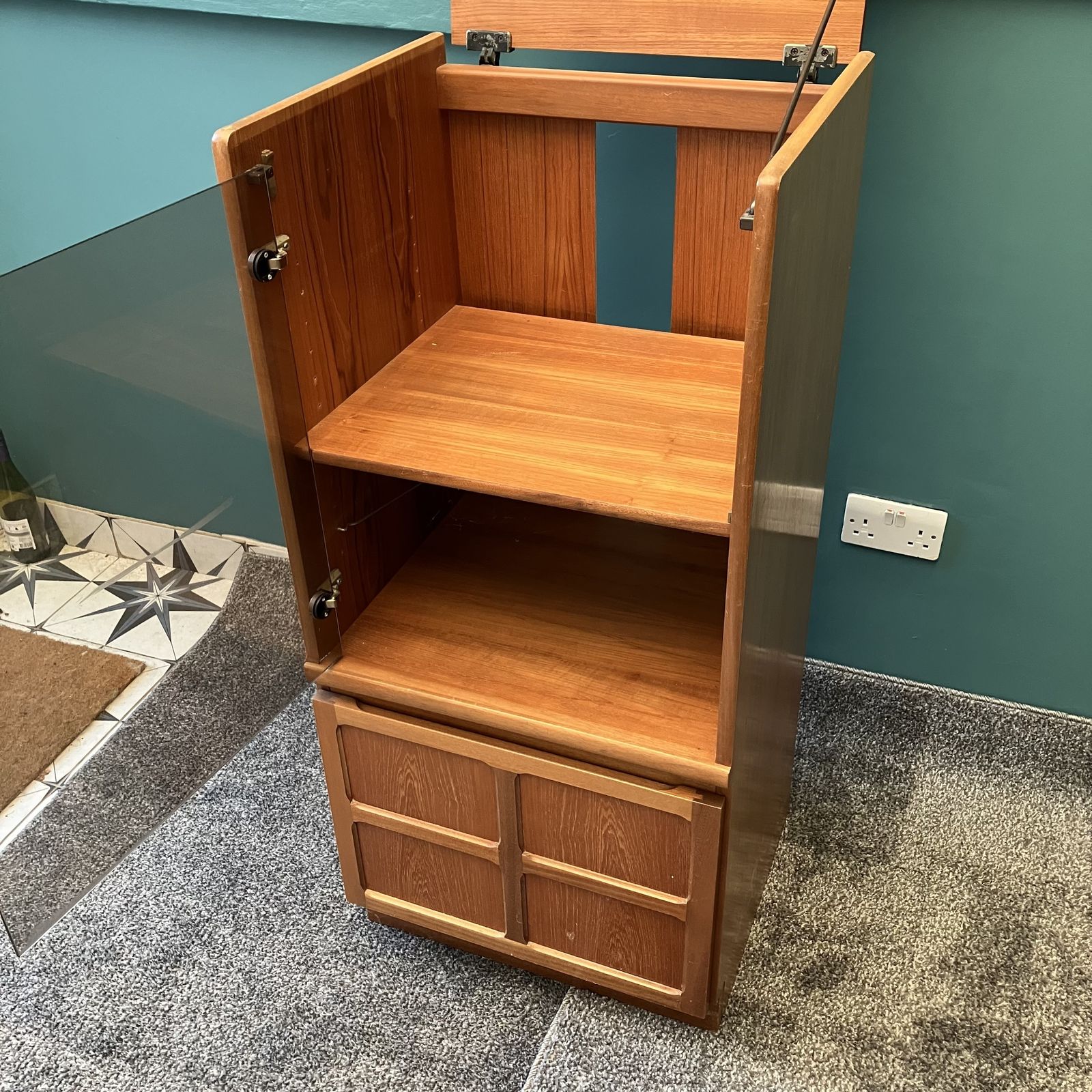 A Mid Century Nathan Teak Hifi Or Drinks Cabinet With Lift Up Top Made By Parker Knoll photo vinterior