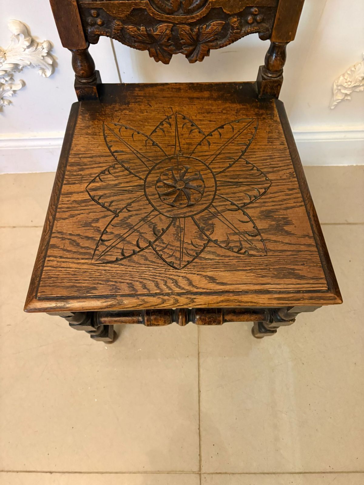 photo furniture Antique 19th Century Pair Of Quality Carved Oak Side Chairs