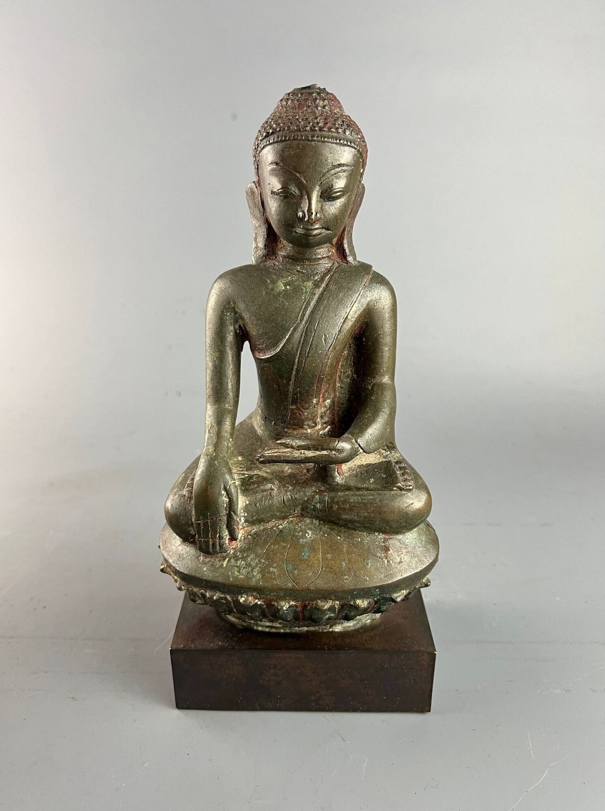 Burmese Or Thai Bronze Buddha In Bhumisparsha Mudra, Circa 1800 photo vinterior