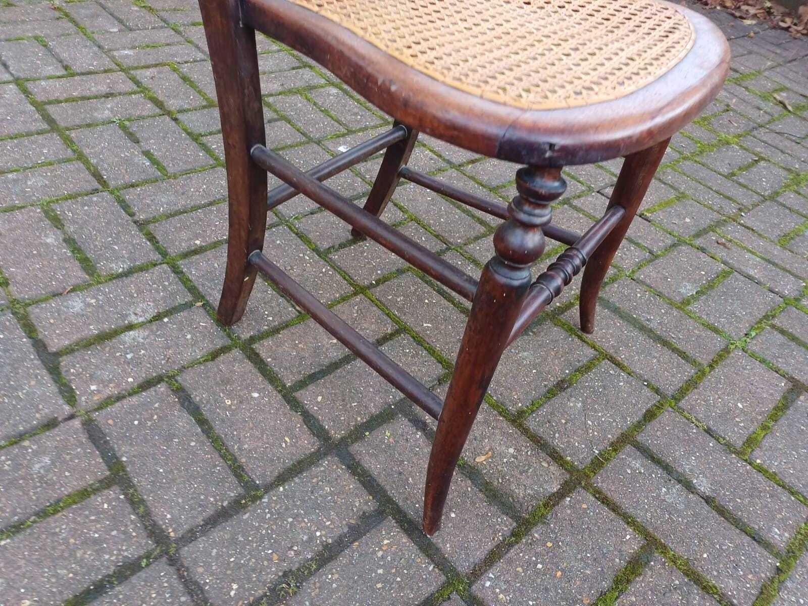 photo furniture Antique Victorian Balloon Back Carved Mahogany Chair With Cane Seat Bedroom Accent