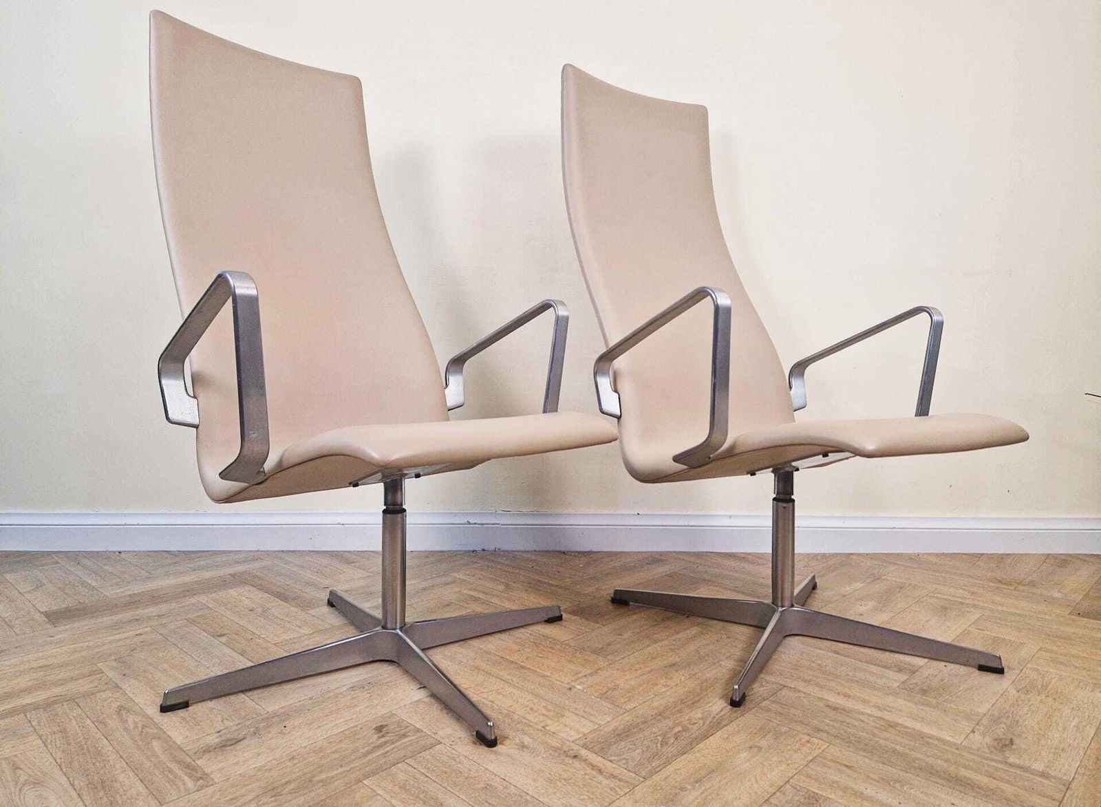 2 X Arne Jacobsen For Fritz Hansen Oxford Mid Century Danish Design Highback Swivel Chairs