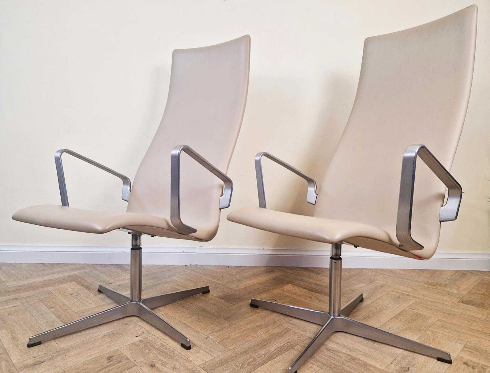 2 X Arne Jacobsen For Fritz Hansen Oxford Mid Century Danish Design Highback Swivel Chairs photo for sale