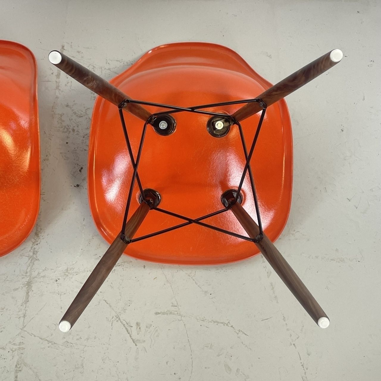 photo vinterior Eames Herman Miller Dsw Side Chairs In Coral Orange