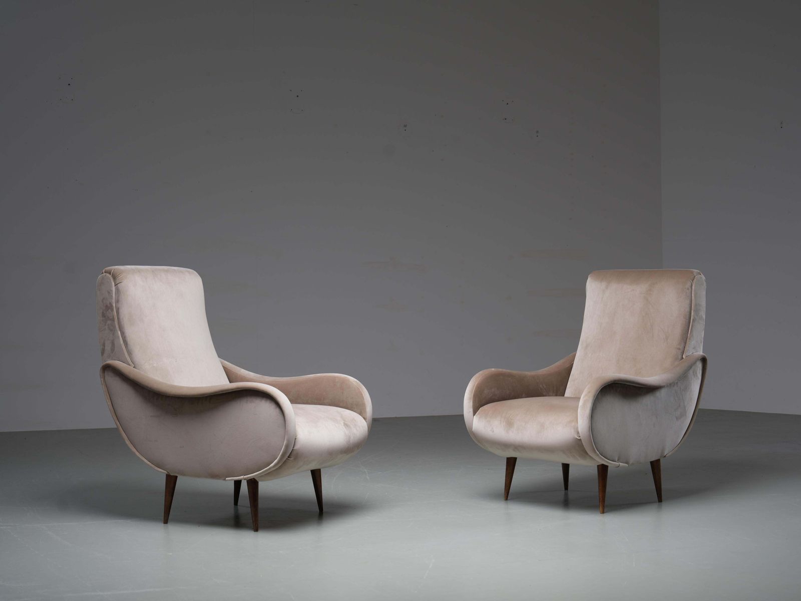Set Van 2 Lounge Stoelen In Lichtbruin Velours En Hout, Italië, Ca. Jaren 1950 photo furniture