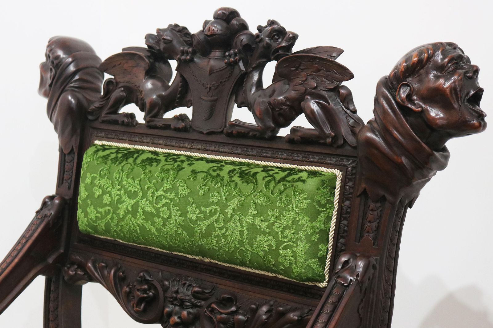 photo buy Zeldzaam Paar Gothic Revival Fauteuils Door Victor Aimone, 19e Eeuw – Monniken En Leeuwen
