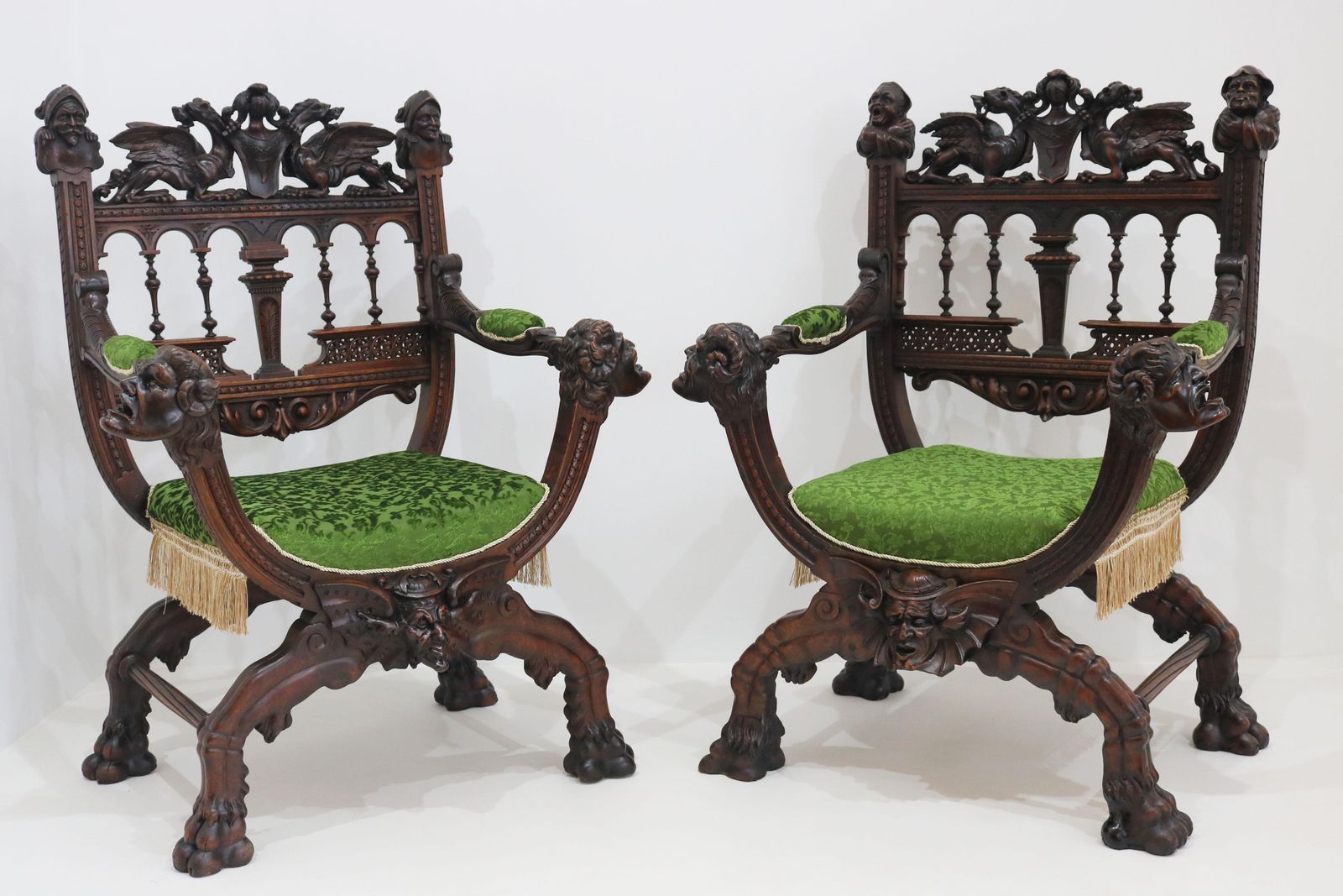 Zeldzaam Paar Gothic Revival Stoelen Door Victor Aimone, 19e Eeuw – Draken, Ridders photo vinterior