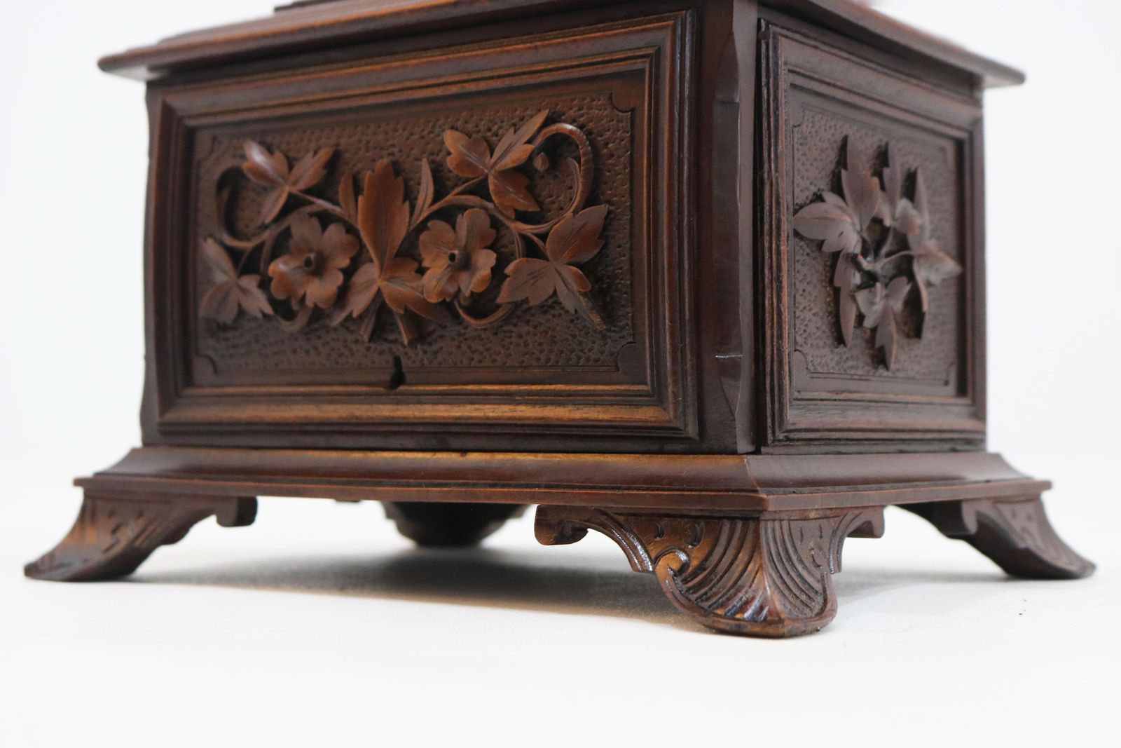 Zeldzame Zwitserse Zwarte Woud Sigarenkist / Humidor Uit De 19e Eeuw Met Handgesneden Hond photo buy