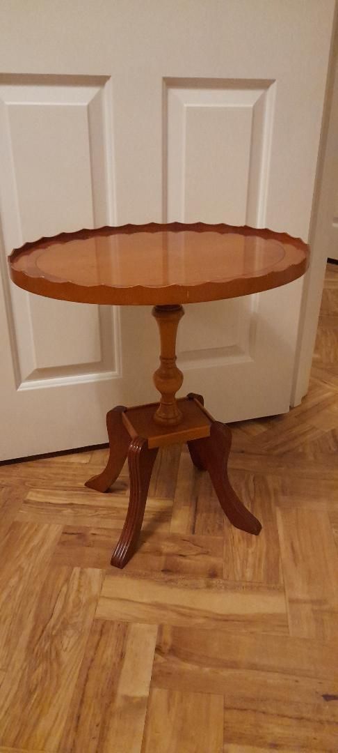 Vintage Reproduction Yew Oval Side End Lamp Pedestal Wine Table Pie Crust