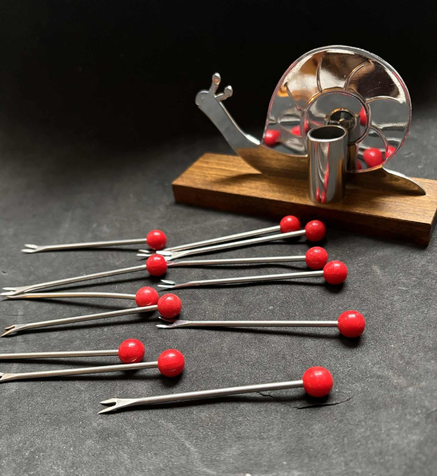 Vintage Franse slakken cocktailprikkers set – chroom en bakeliet barware photo for sale