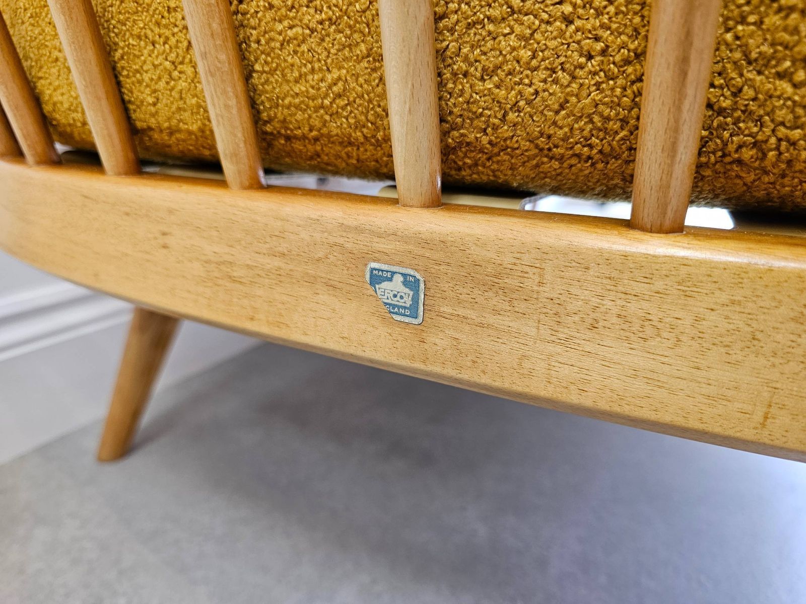 Ercol 355 Studio Couch/Daybed, Fully Restored With Saffron Boucle Seat Cushion And Optional Scatter Cushions. photo vinterior