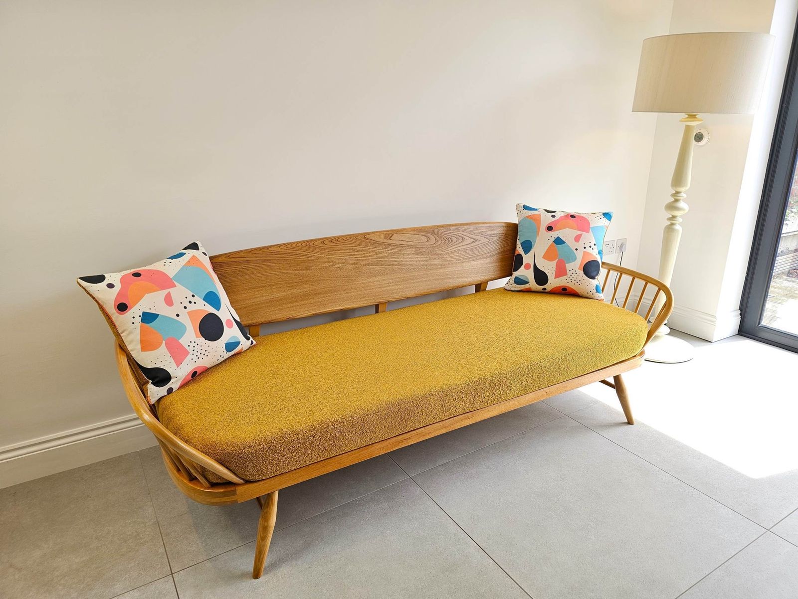 photo vintage Ercol 355 Studio Couch/Daybed, Fully Restored With Saffron Boucle Seat Cushion And Optional Scatter Cushions.
