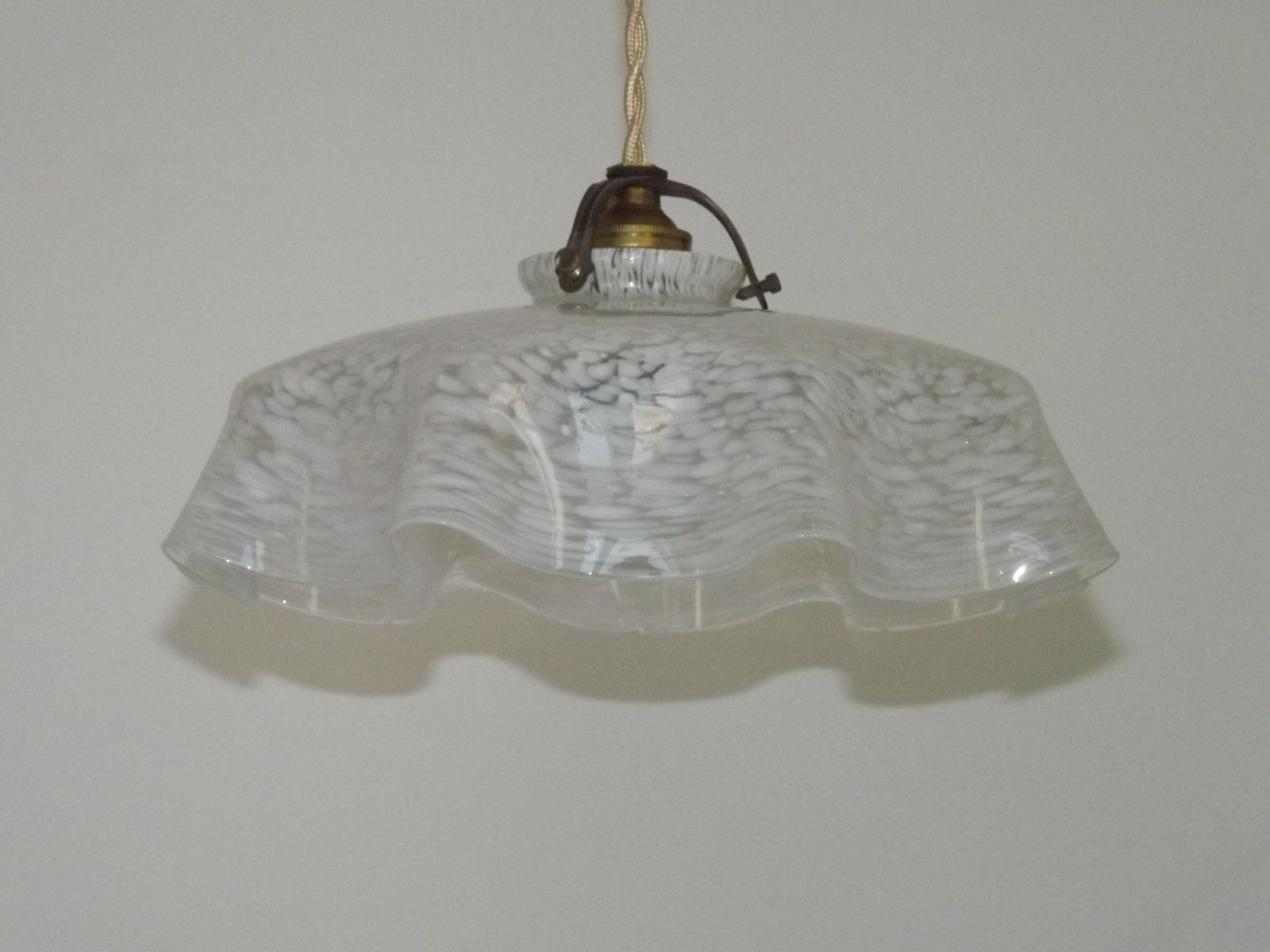 Plafonnier vintage français années 1930, abat-jour en verre Clichy blanc à bord festonné photo Luminaires