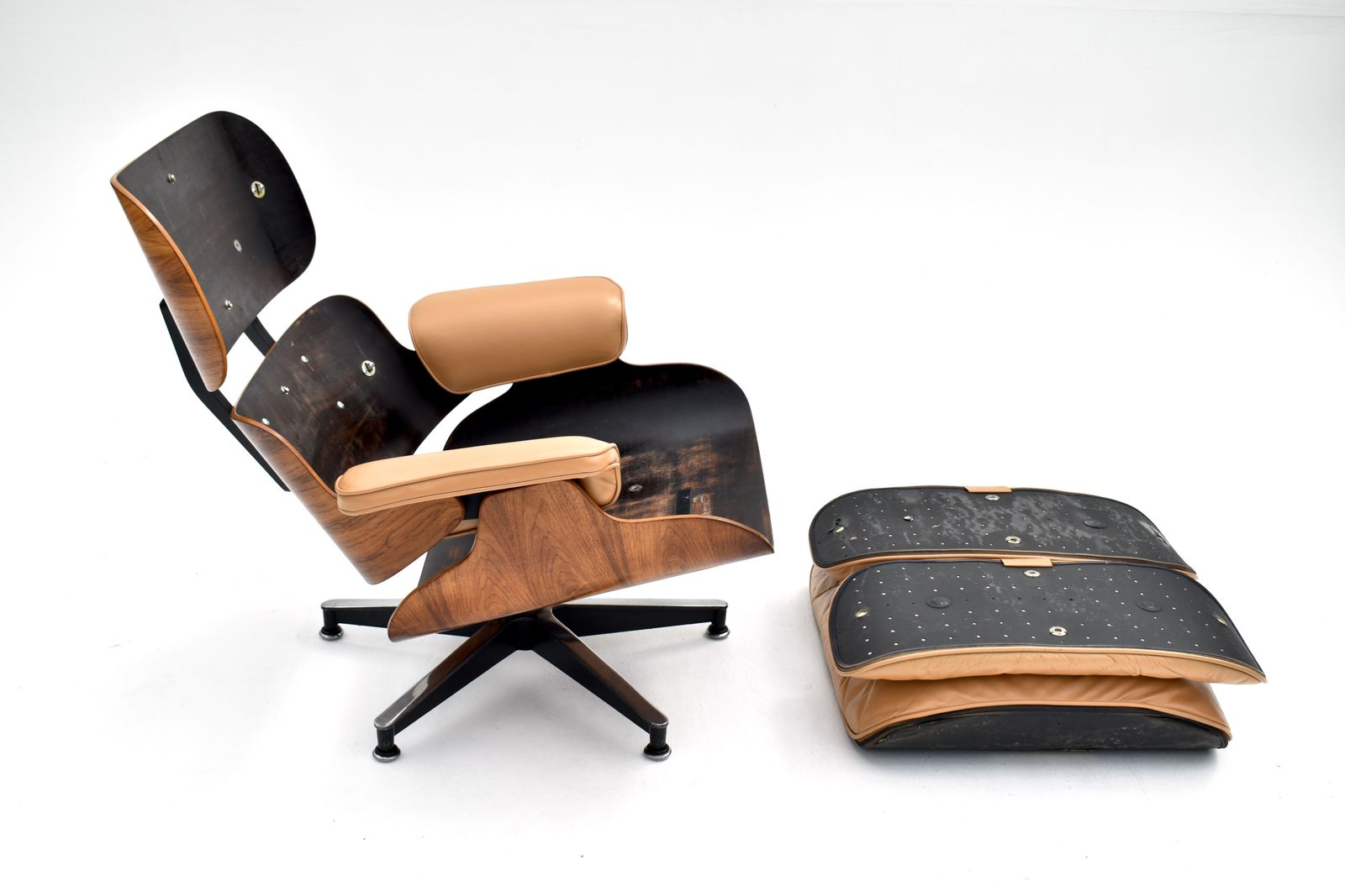 photo for sale Original 1960s Vintage Eames Lounge Chair For Herman Miller