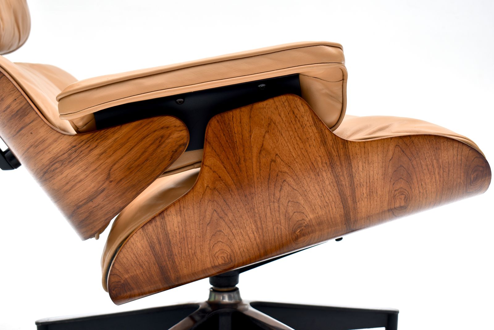 photo buy Original 1960s Vintage Eames Lounge Chair For Herman Miller