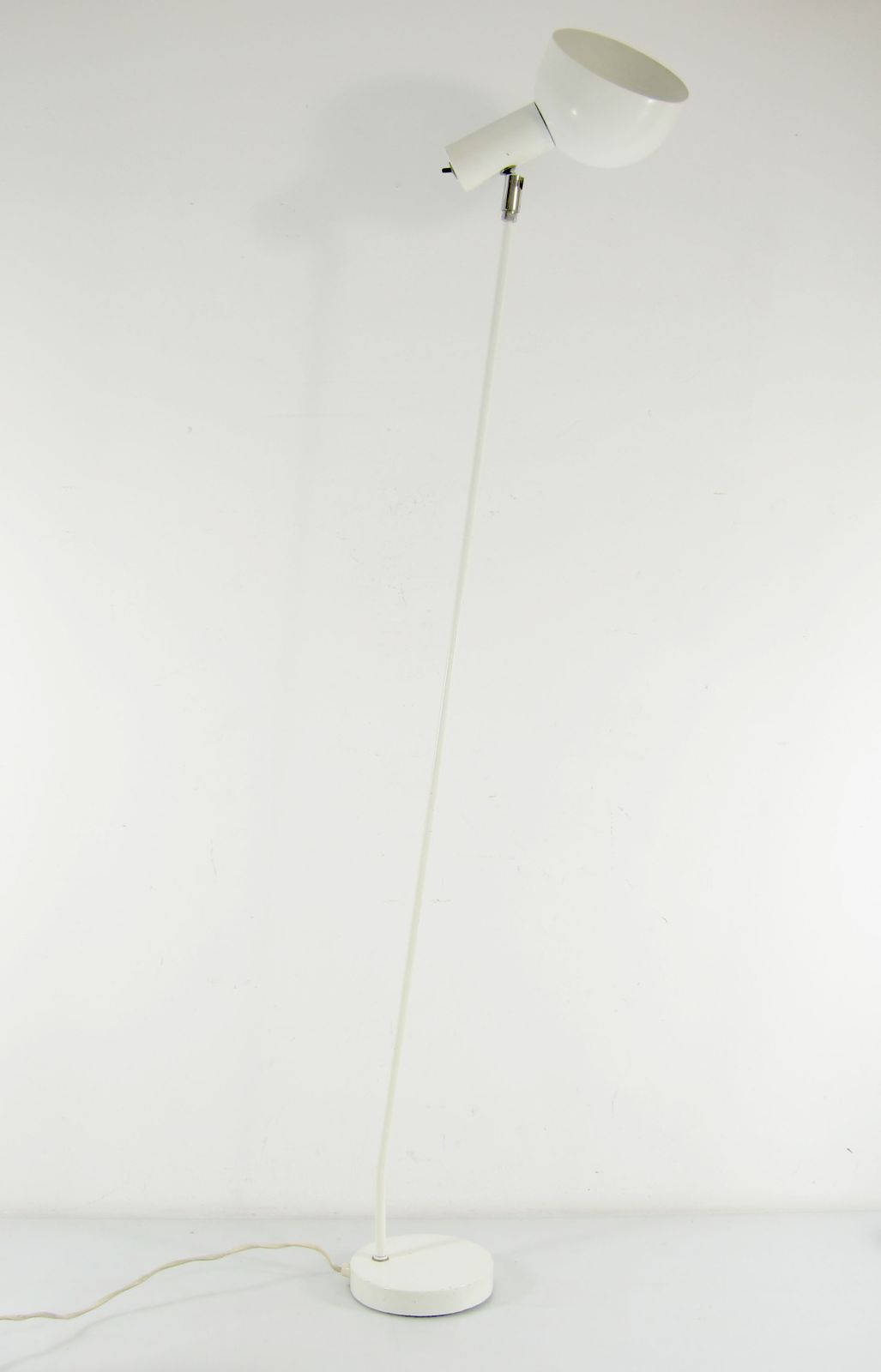 Vintage Witte Hala Vloerlamp – Jaren 1960 Minimalistisch Nederlands Design – Draaibare En Kantelbare Kap photo for sale