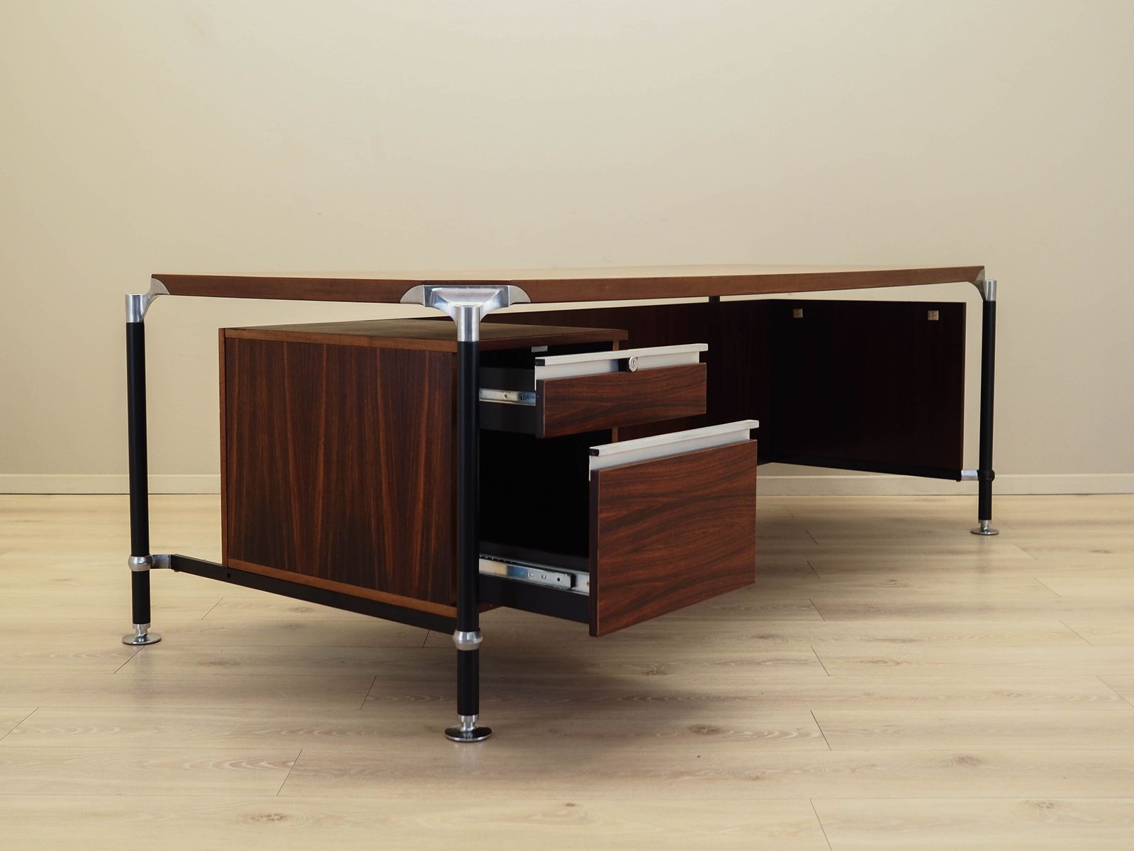 5489.0 Vintage Desk, Italian Design, 1970s, Designers: Ico & Luisa Parisi, Manufacturer: Mim Roma photo