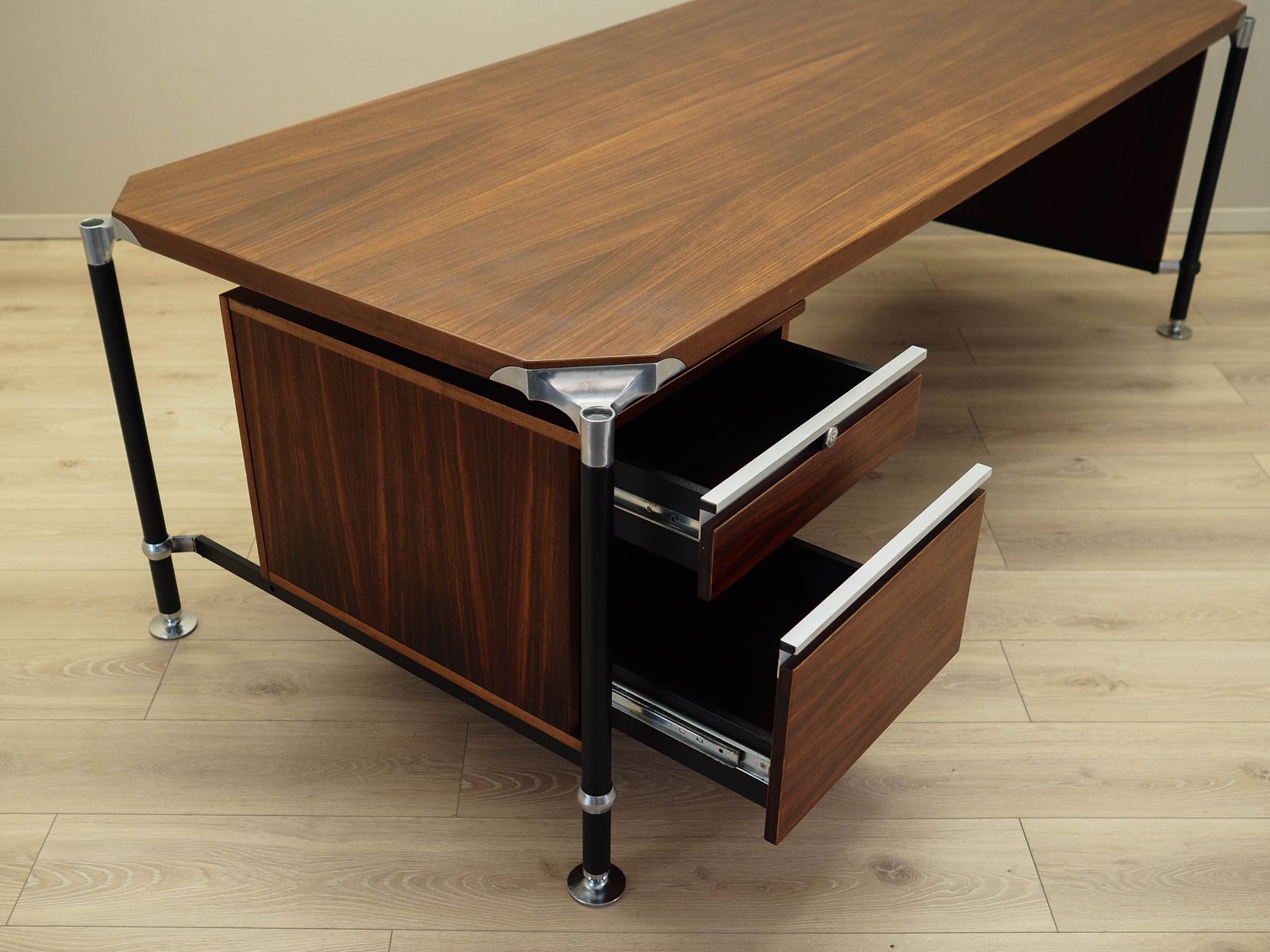 photo vinterior Vintage Desk, Italian Design, 1970s, Designers: Ico & Luisa Parisi, Manufacturer: Mim Roma
