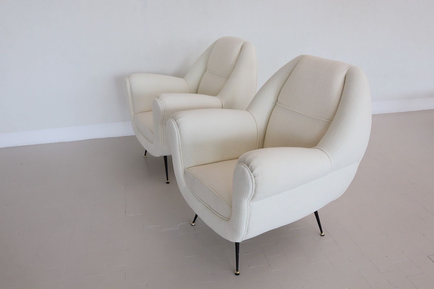 photo vinterior Italian Midcentury Armchairs In Off White Upholstery And Brass Stiletto Feet, 1950s