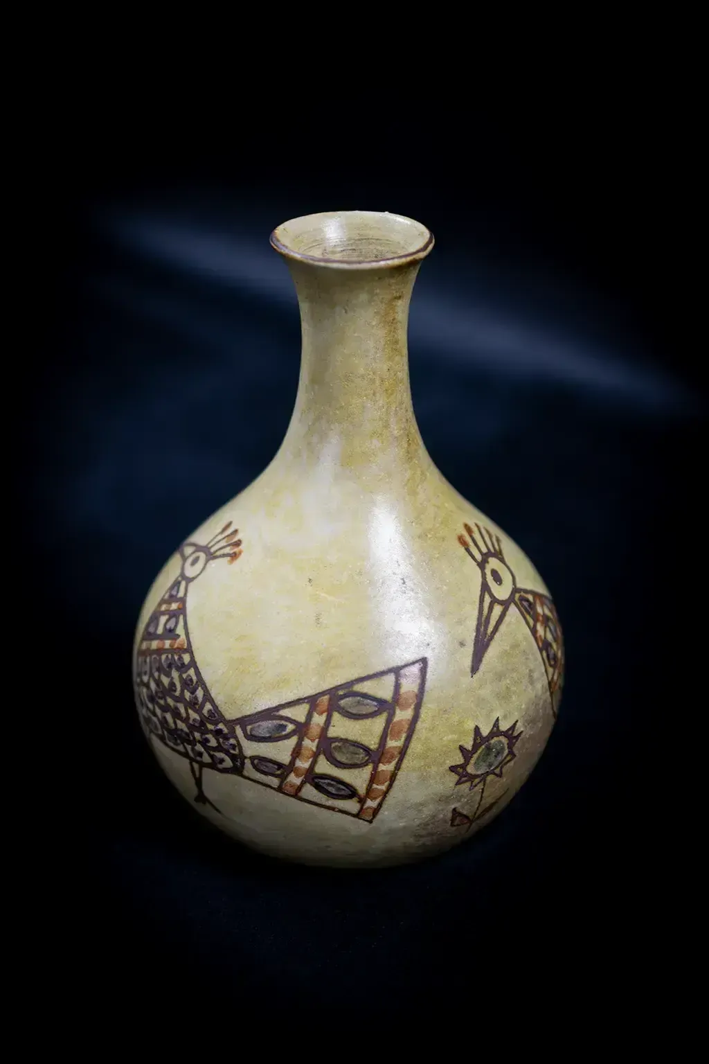 Petit vase décoré d'oiseaux et de fleurs stylisés, par Olivier Pettit photo 300.0