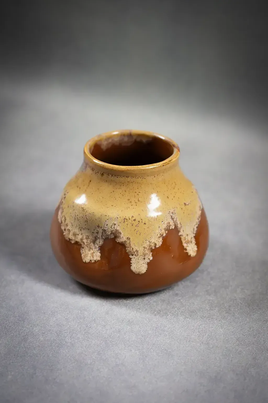 Petit vase en grès à coulures beige émaillées de Léon Pointu, Art Nouveau français photo furniture